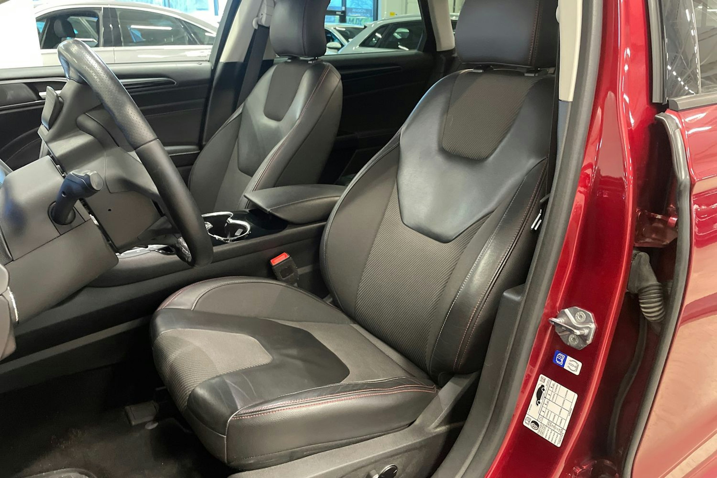 punainen Ford Mondeo 2016 kuva 11.