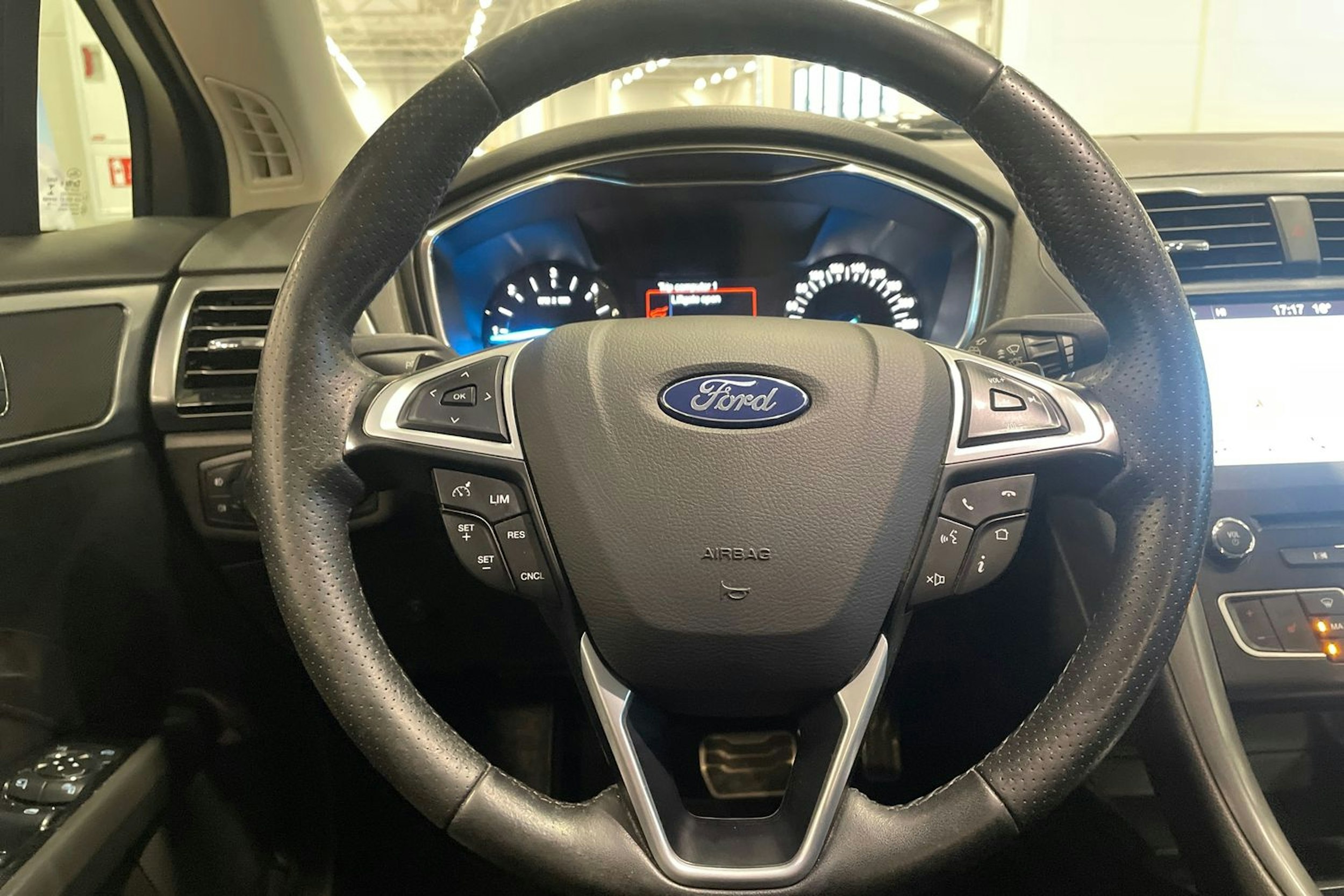 punainen Ford Mondeo 2016 kuva 13.