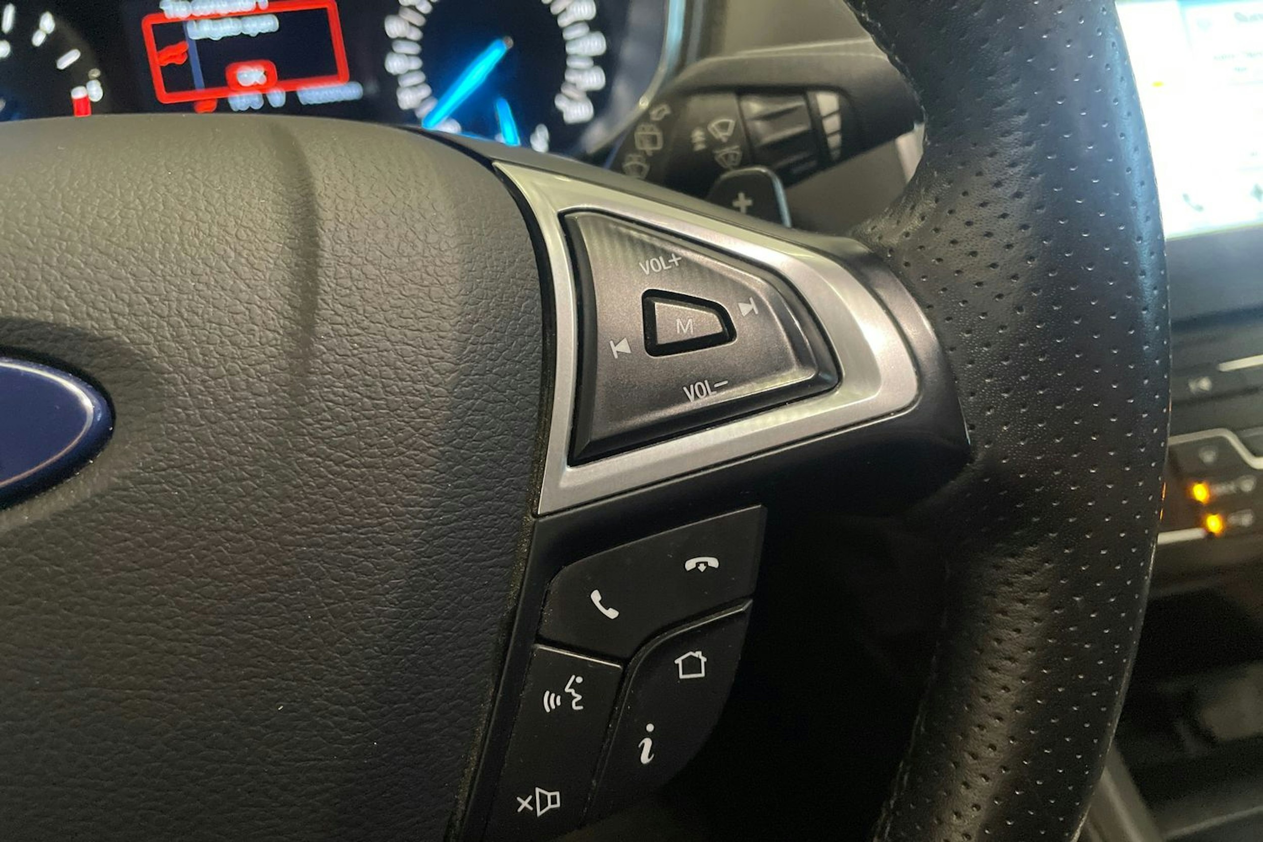 punainen Ford Mondeo 2016 kuva 14.