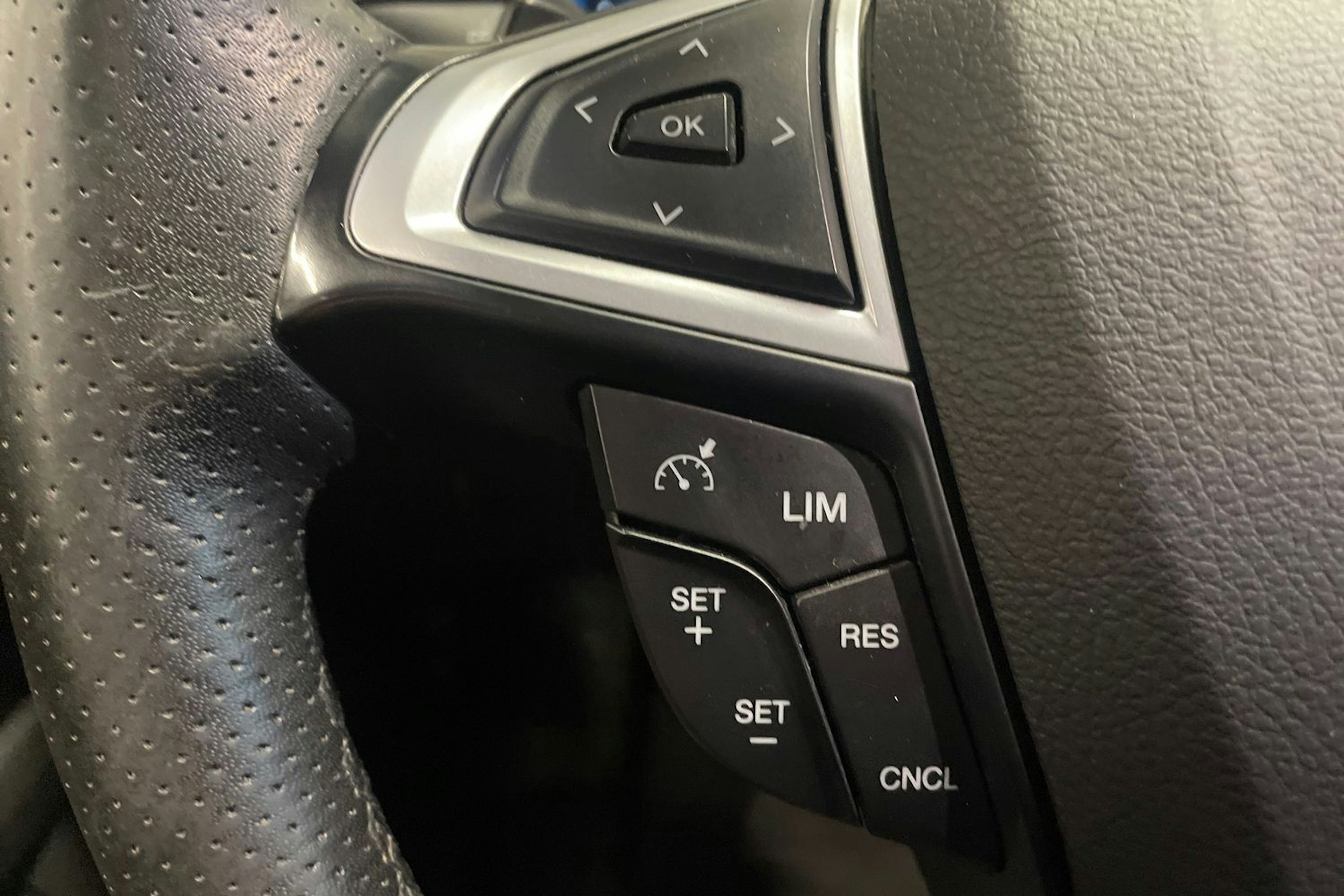 punainen Ford Mondeo 2016 kuva 15.