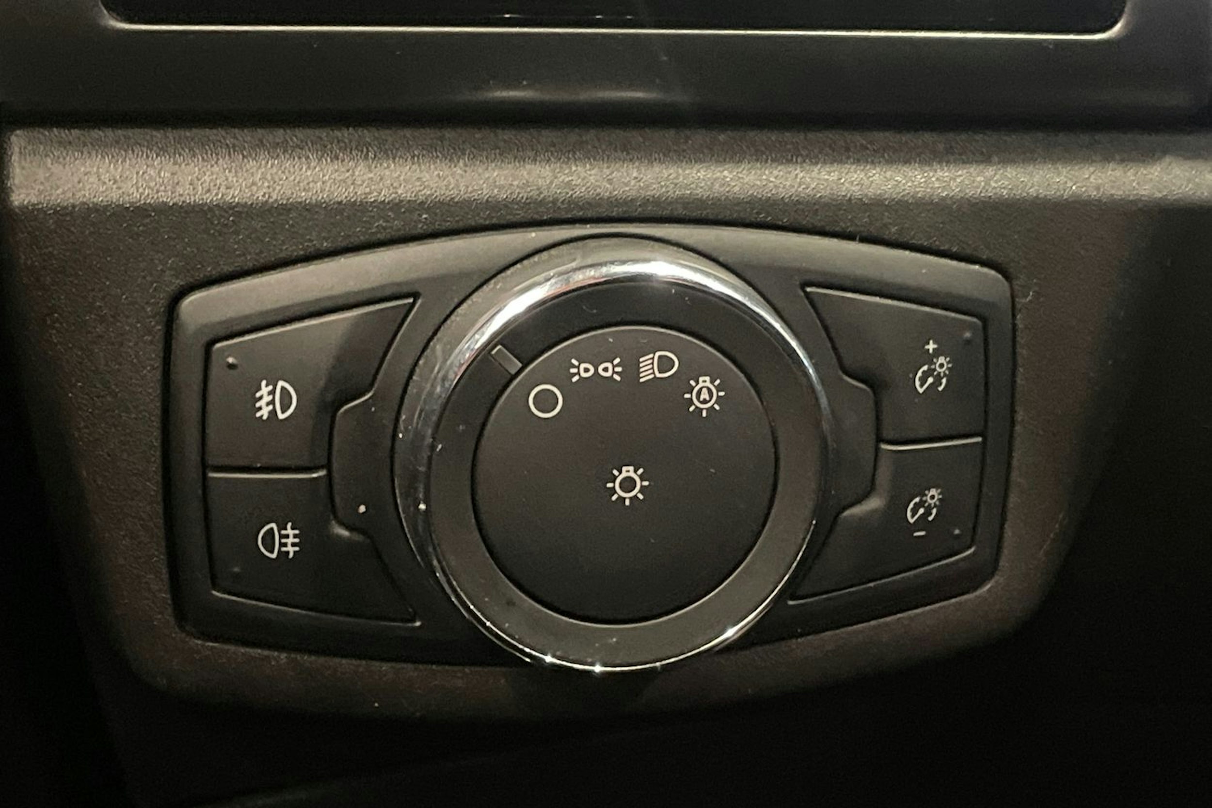 punainen Ford Mondeo 2016 kuva 16.