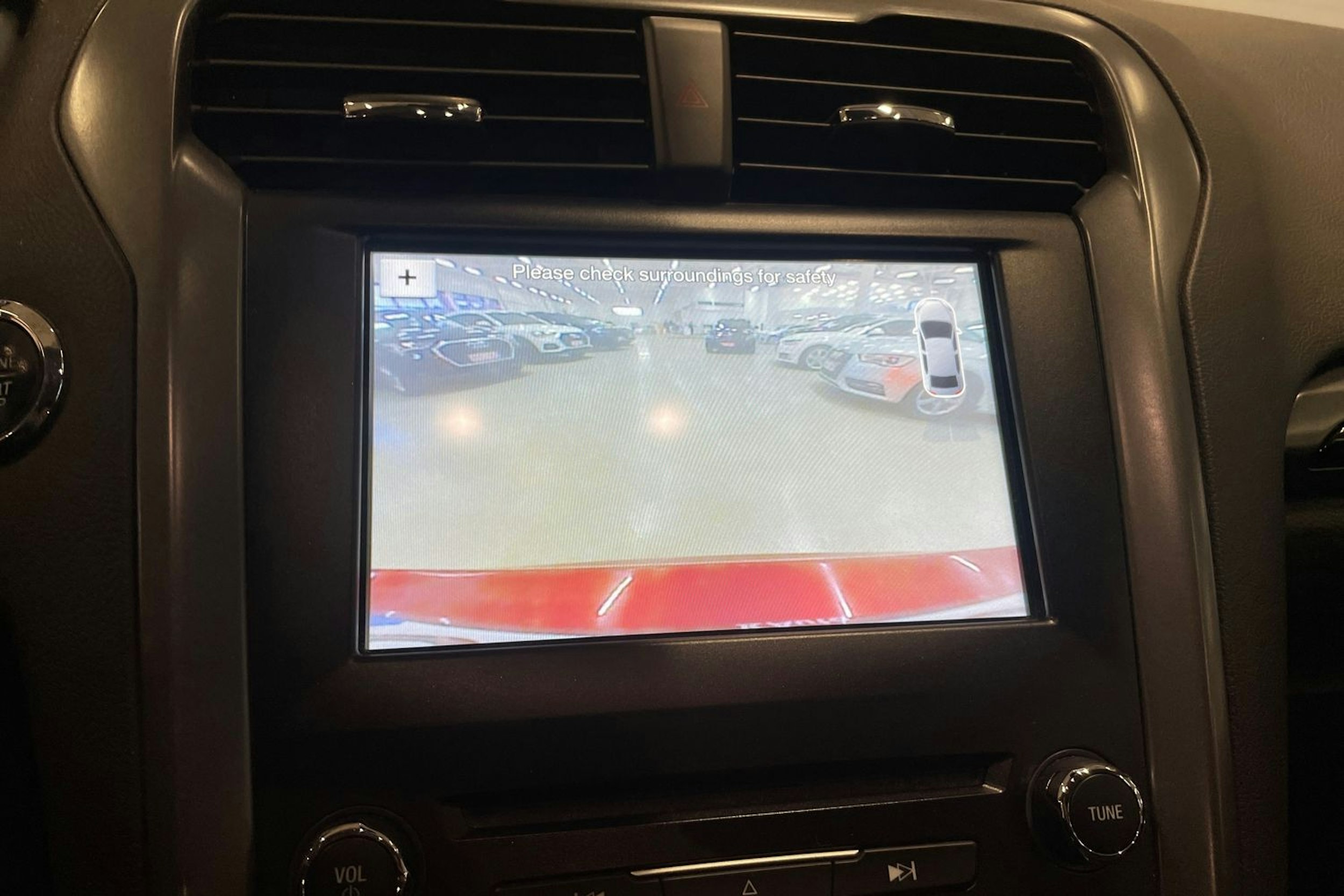 punainen Ford Mondeo 2016 kuva 18.