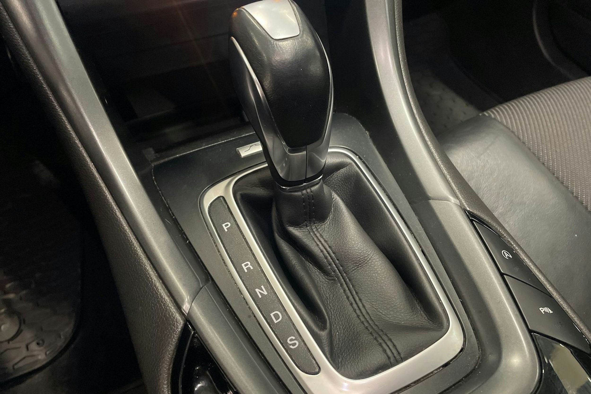 punainen Ford Mondeo 2016 kuva 28.