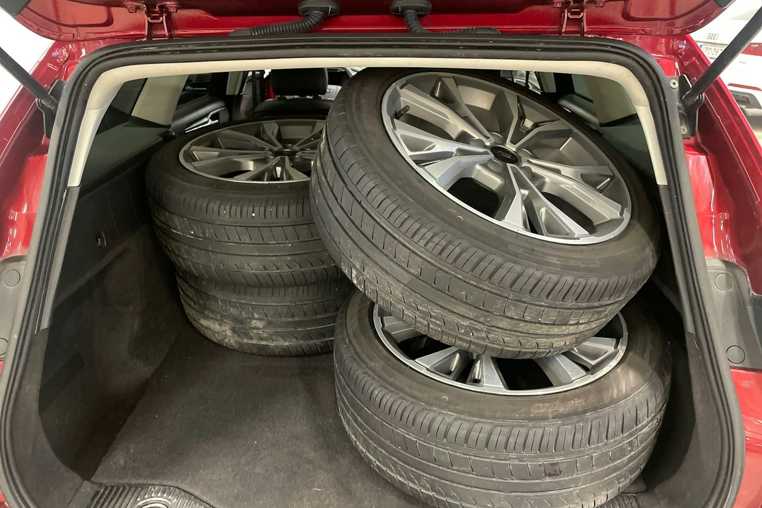 punainen Ford Mondeo 2016 kuva 33.