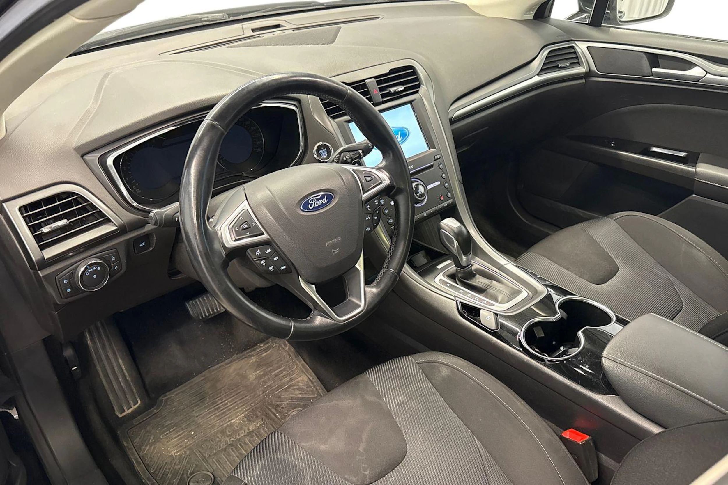 musta Ford Mondeo 2016 kuva 3.