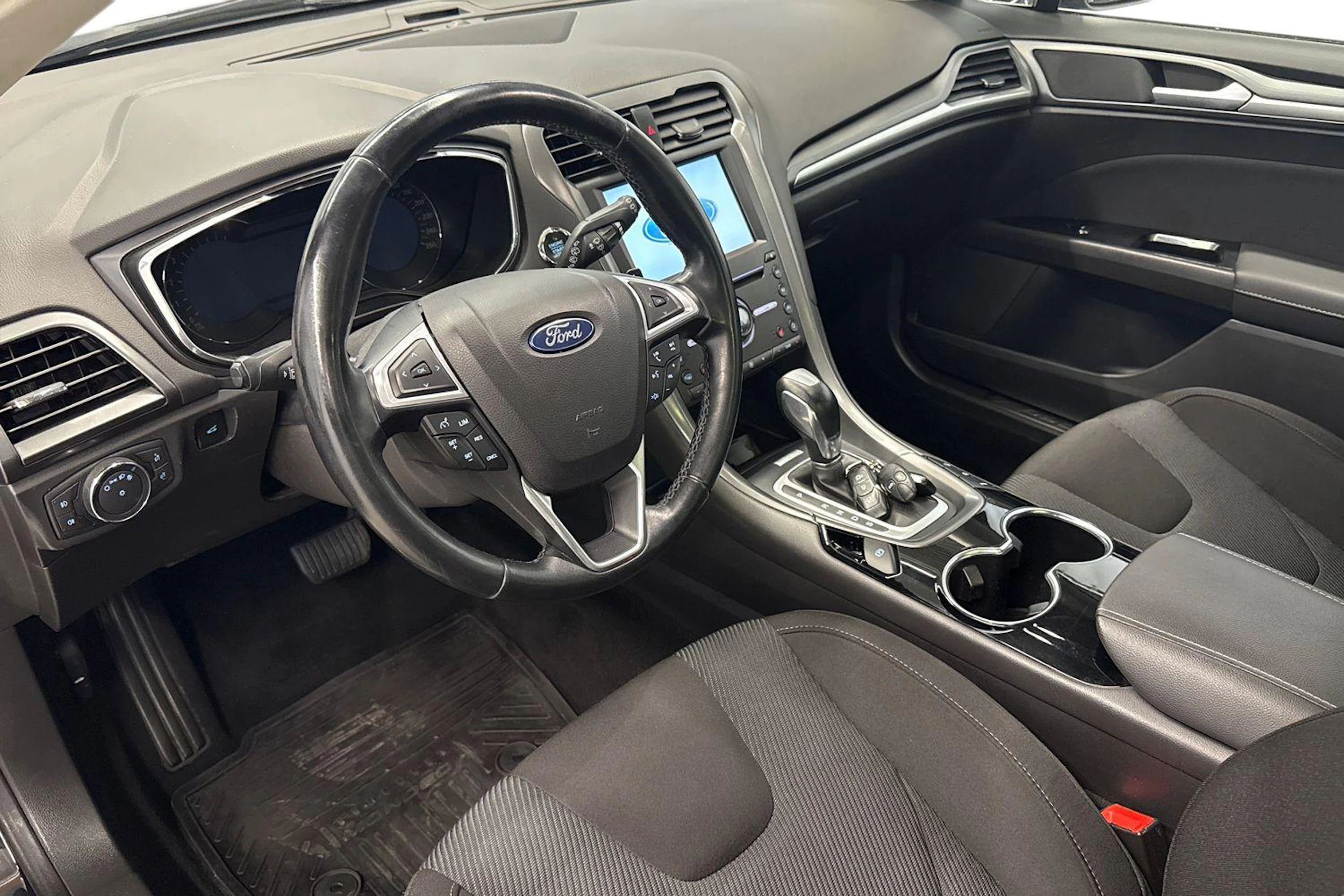musta Ford Mondeo 2016 kuva 8.