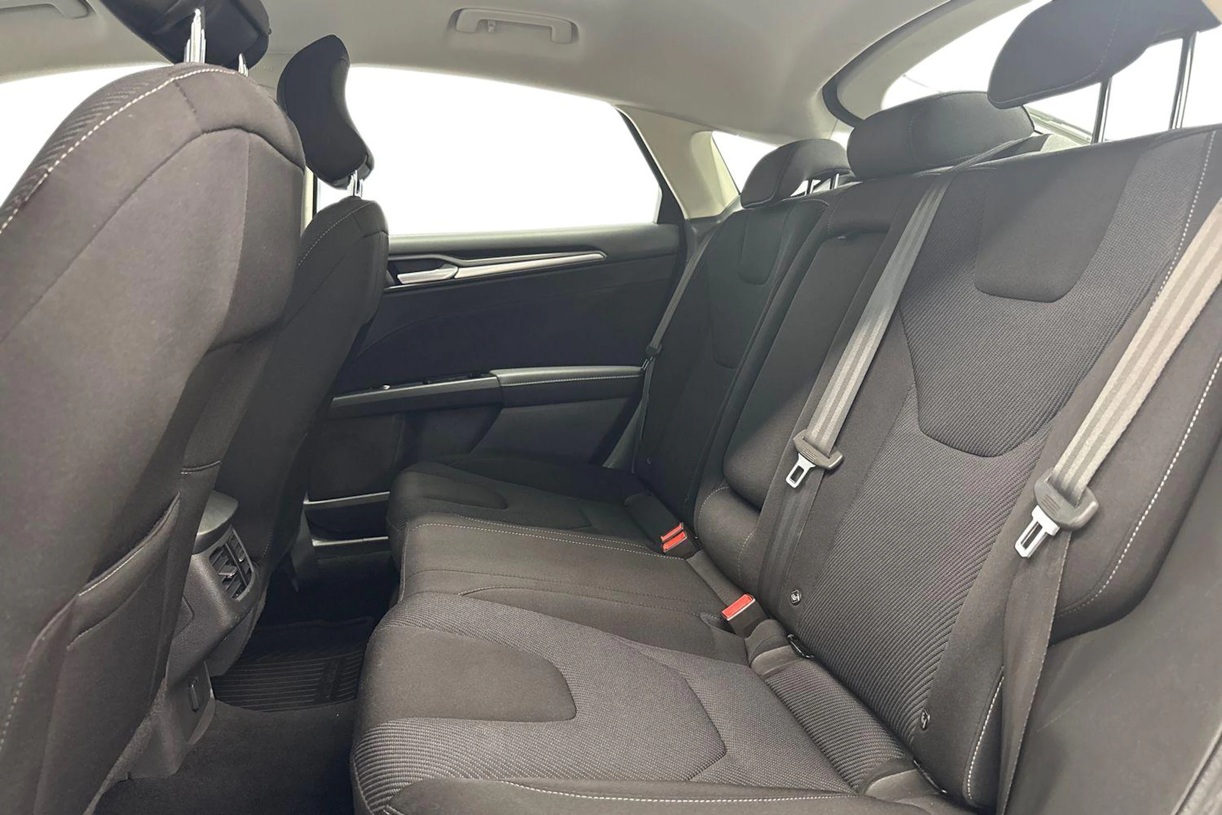 musta Ford Mondeo 2016 kuva 11.