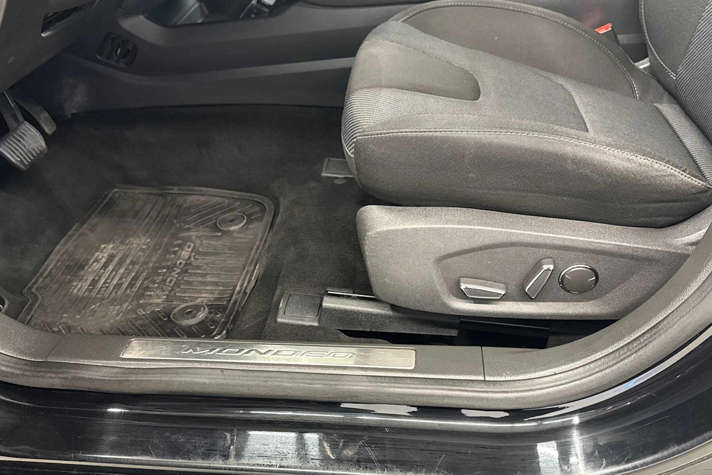 musta Ford Mondeo 2016 kuva 17.