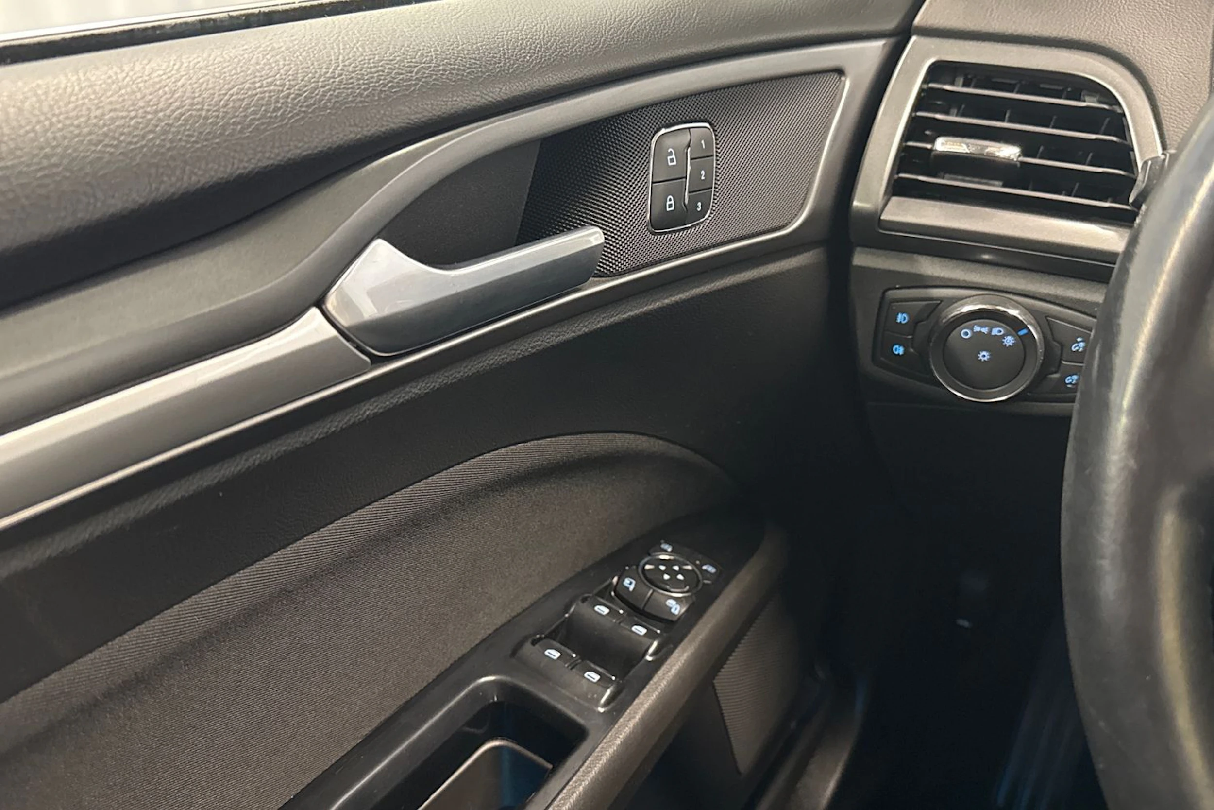 musta Ford Mondeo 2016 kuva 23.
