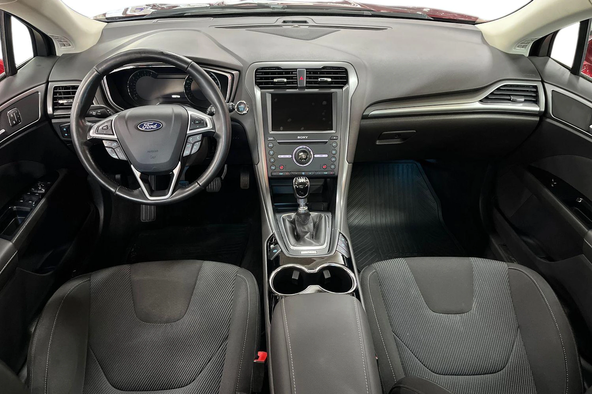 Punainen Ford MONDEO 2016 kuva 7.
