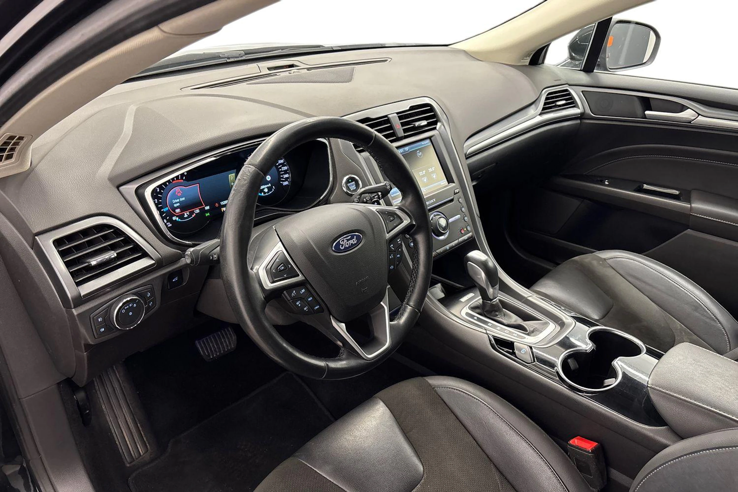 musta Ford Mondeo 2016 kuva 6.
