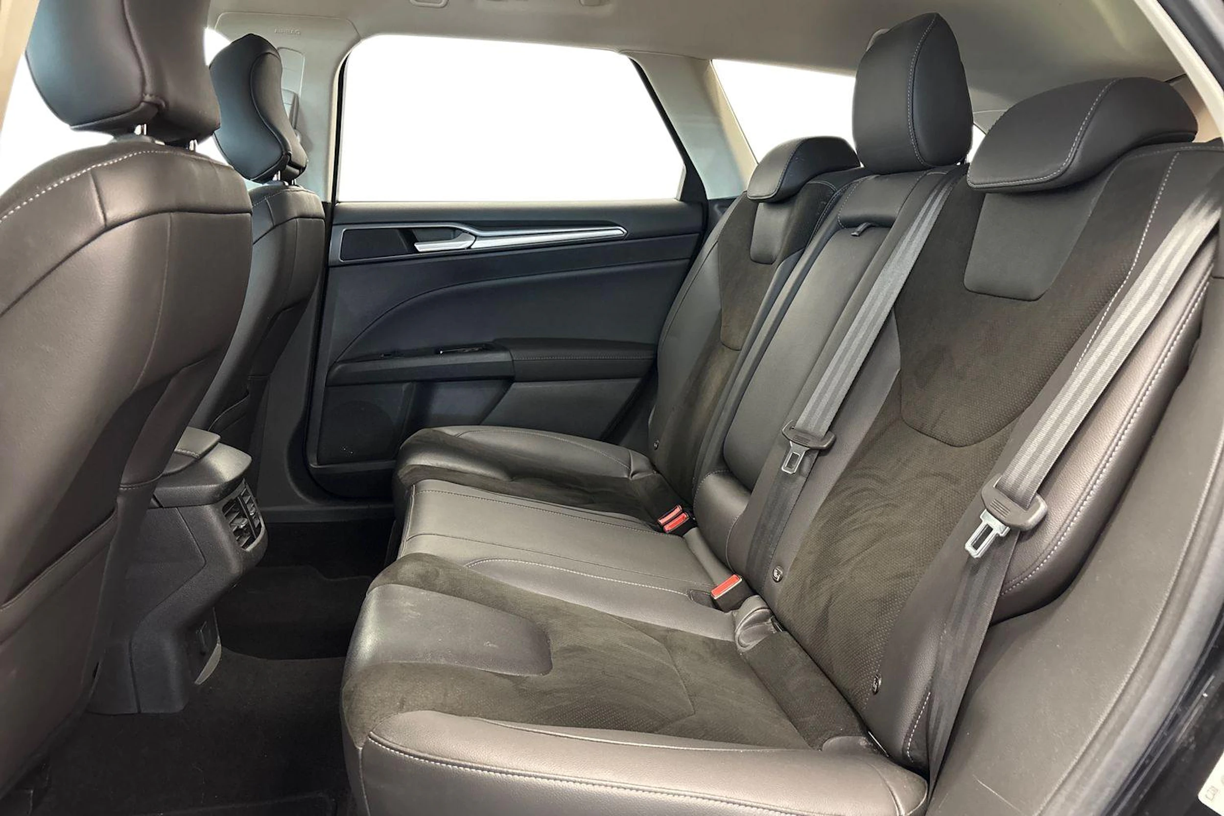 musta Ford Mondeo 2016 kuva 8.