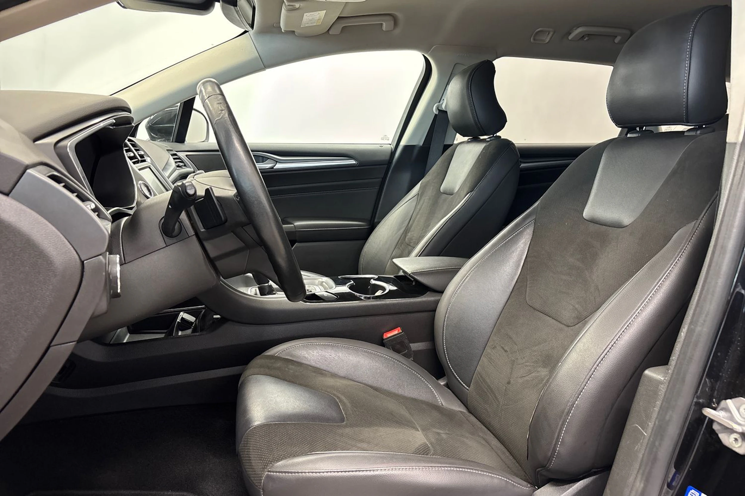 musta Ford Mondeo 2016 kuva 11.