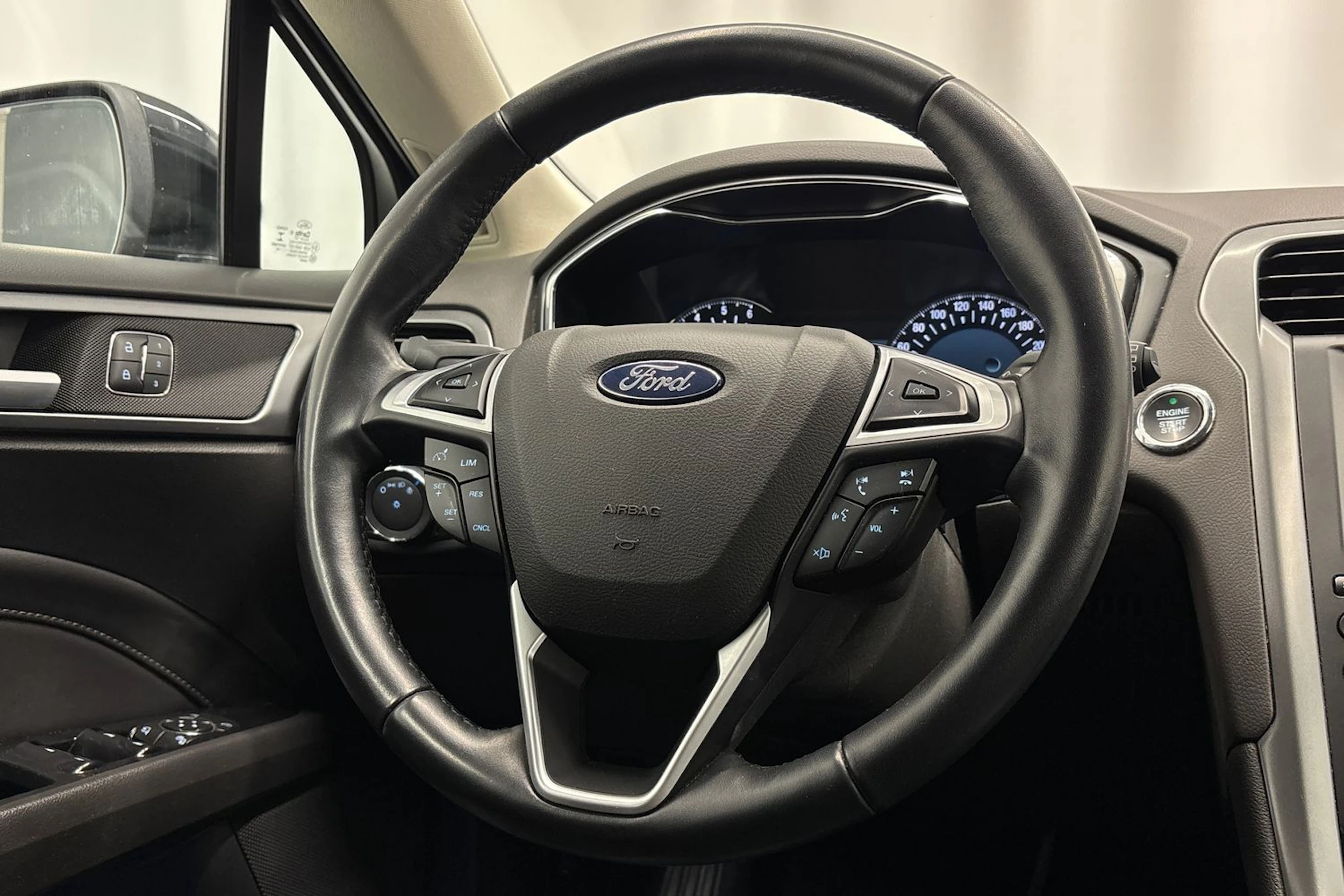 musta Ford Mondeo 2016 kuva 13.