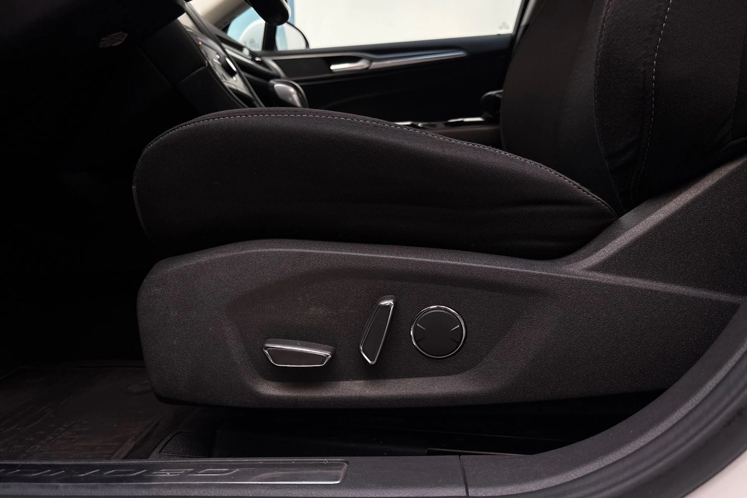 Valkoinen Ford MONDEO 2016 kuva 12.