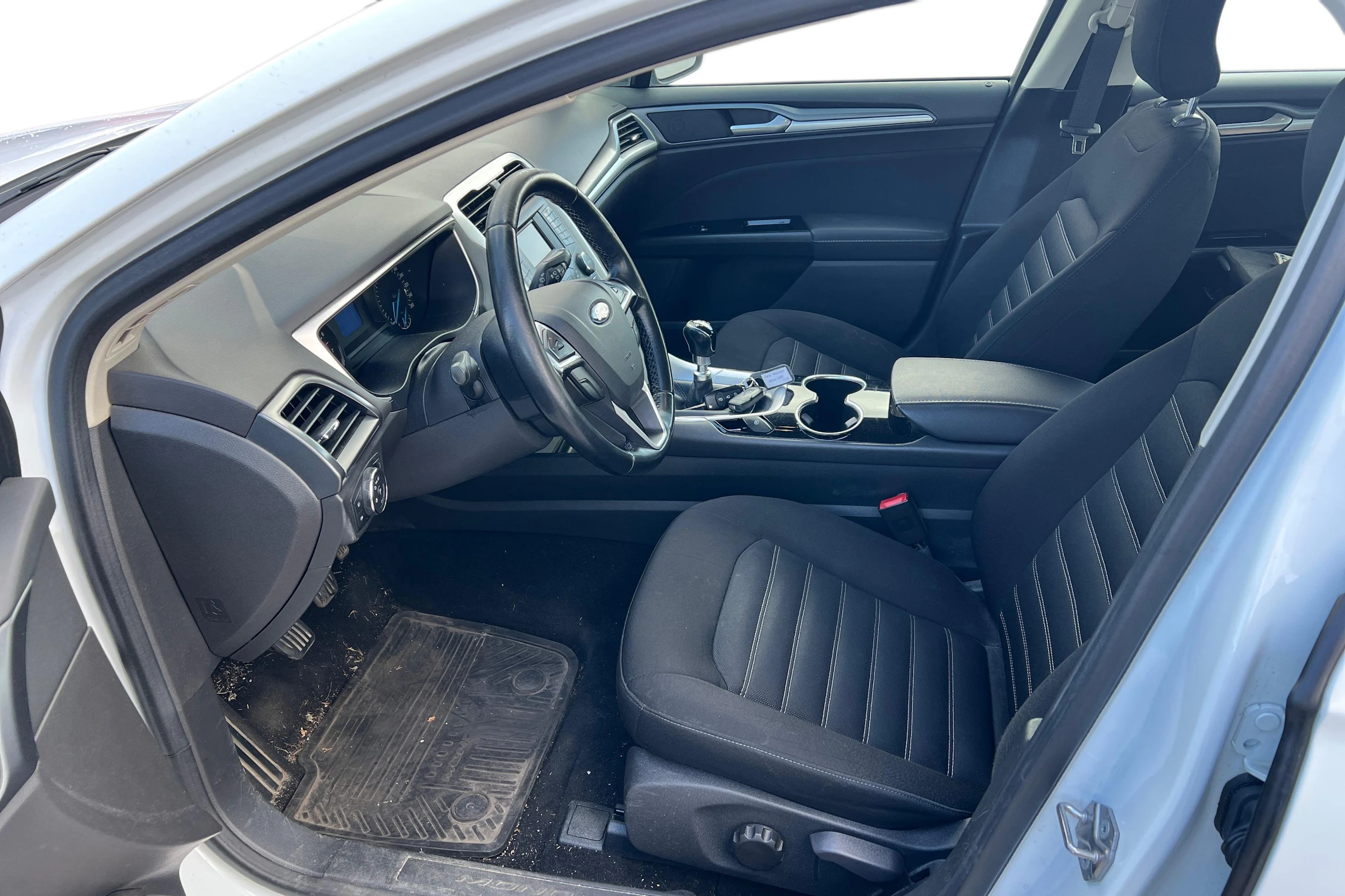 valkoinen Ford Mondeo 2016 kuva 3.