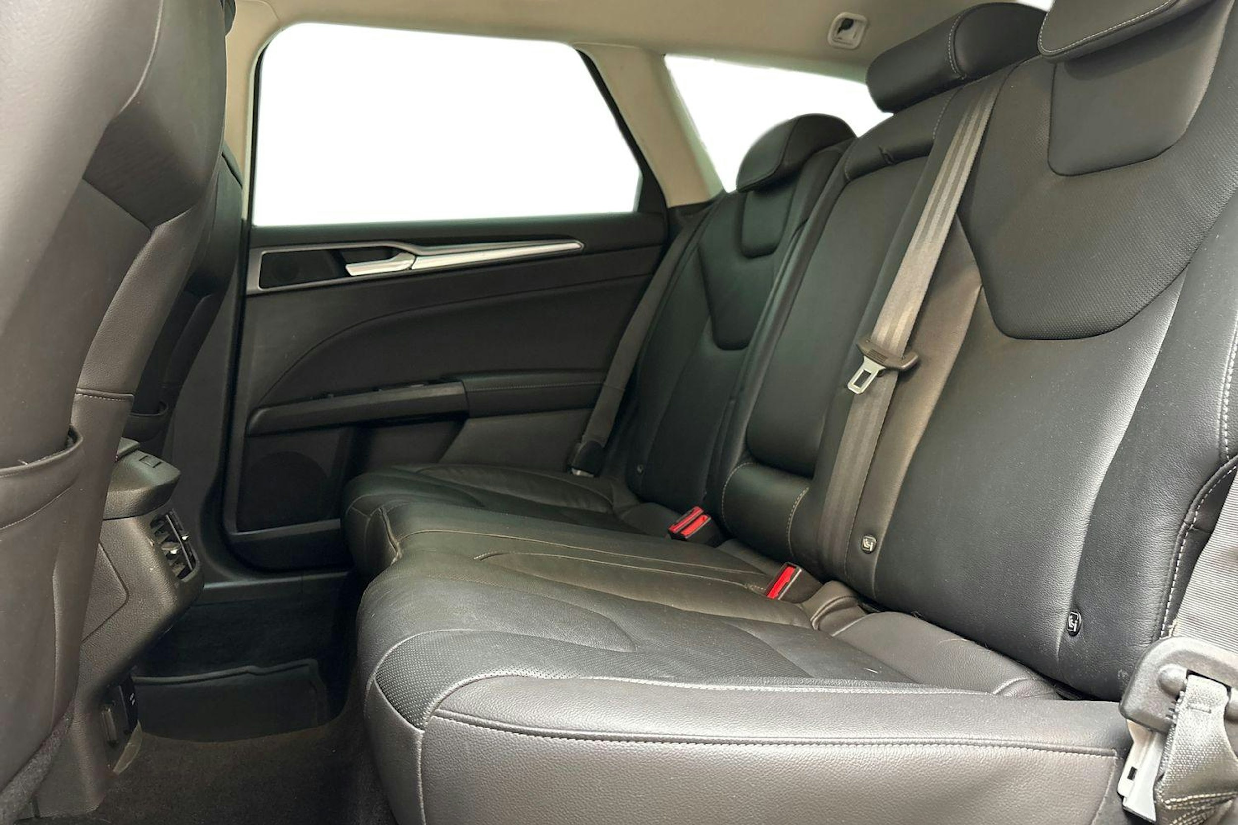 valkoinen Ford Mondeo 2016 kuva 10.