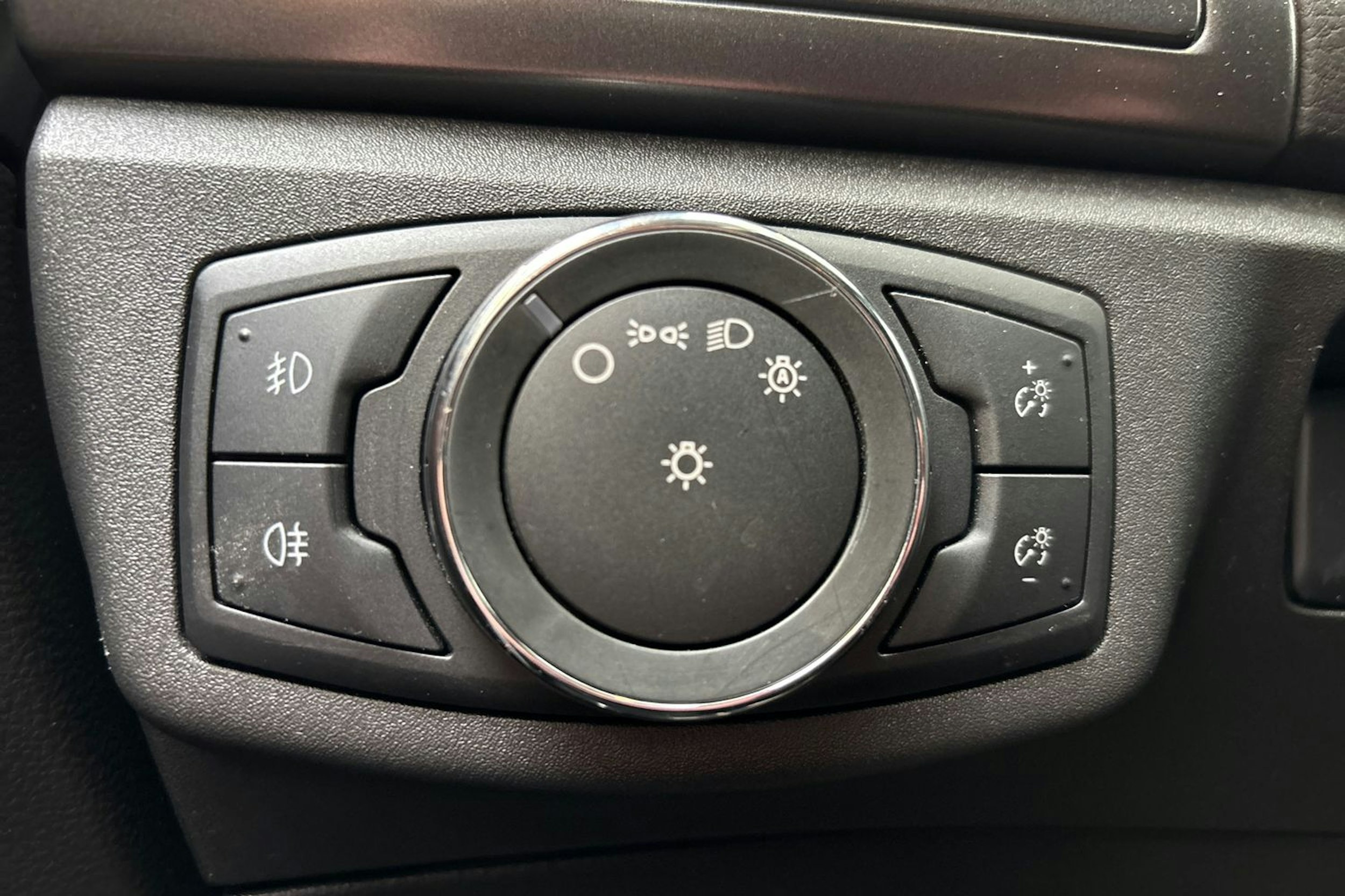 valkoinen Ford Mondeo 2016 kuva 20.