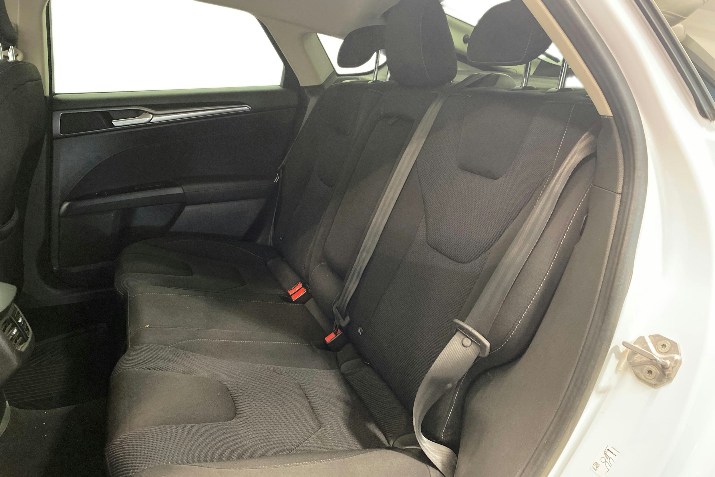 Valkoinen Ford MONDEO 2016 kuva 10.