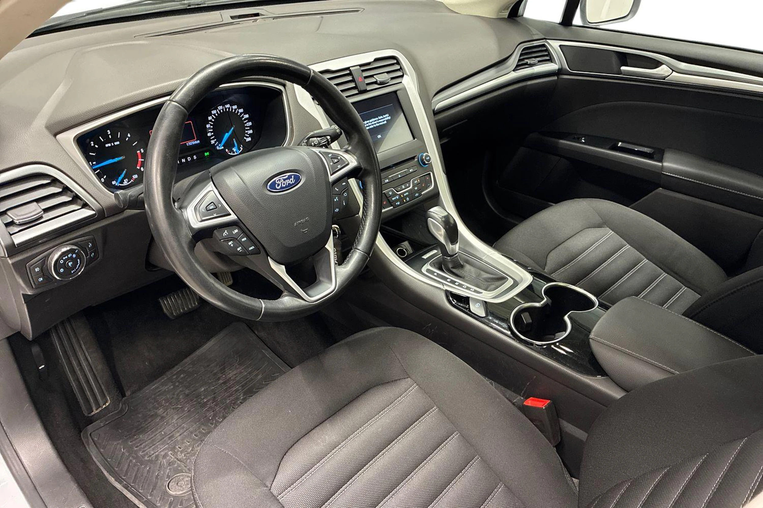 valkoinen Ford Mondeo 2016 kuva 6.