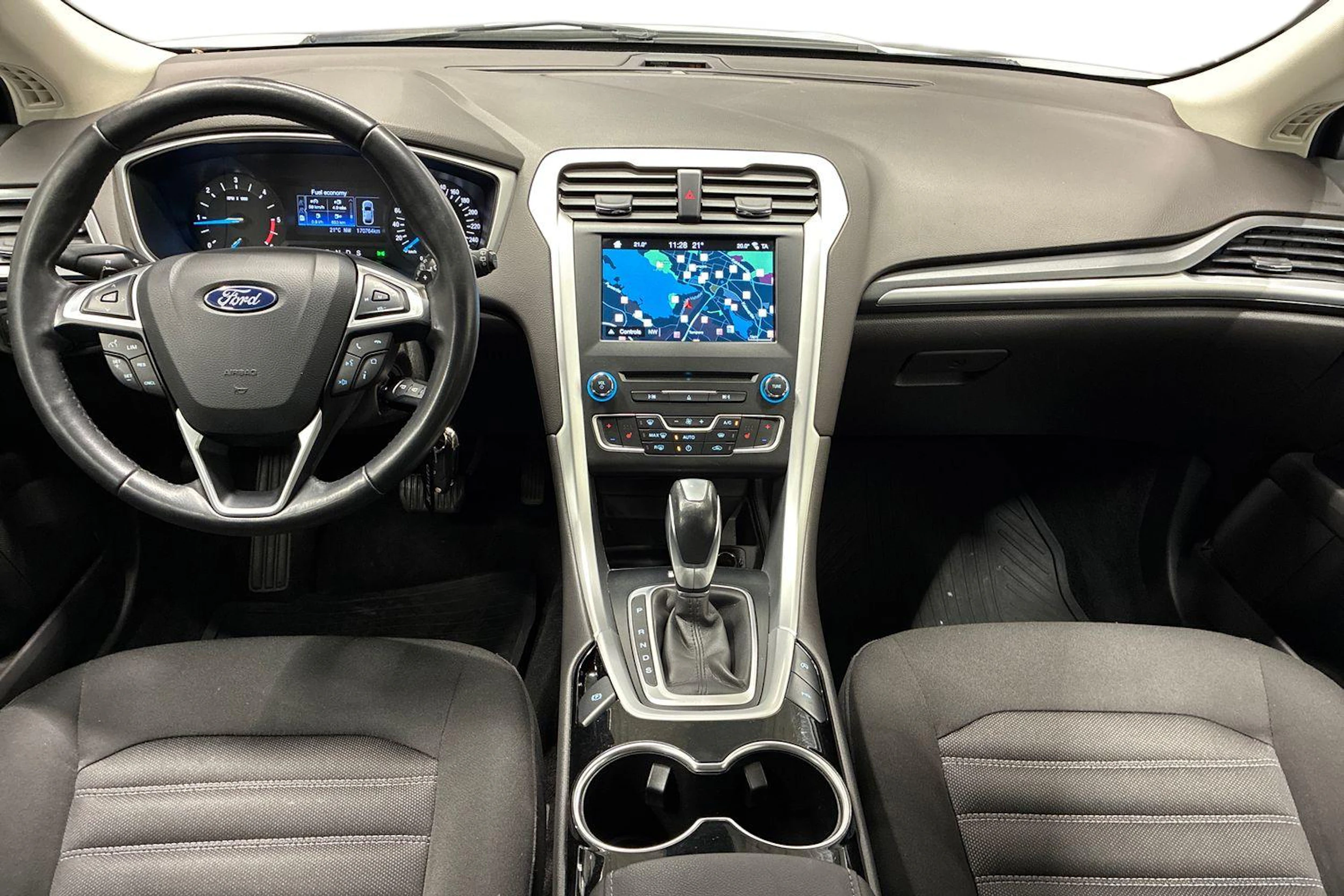 valkoinen Ford Mondeo 2016 kuva 7.