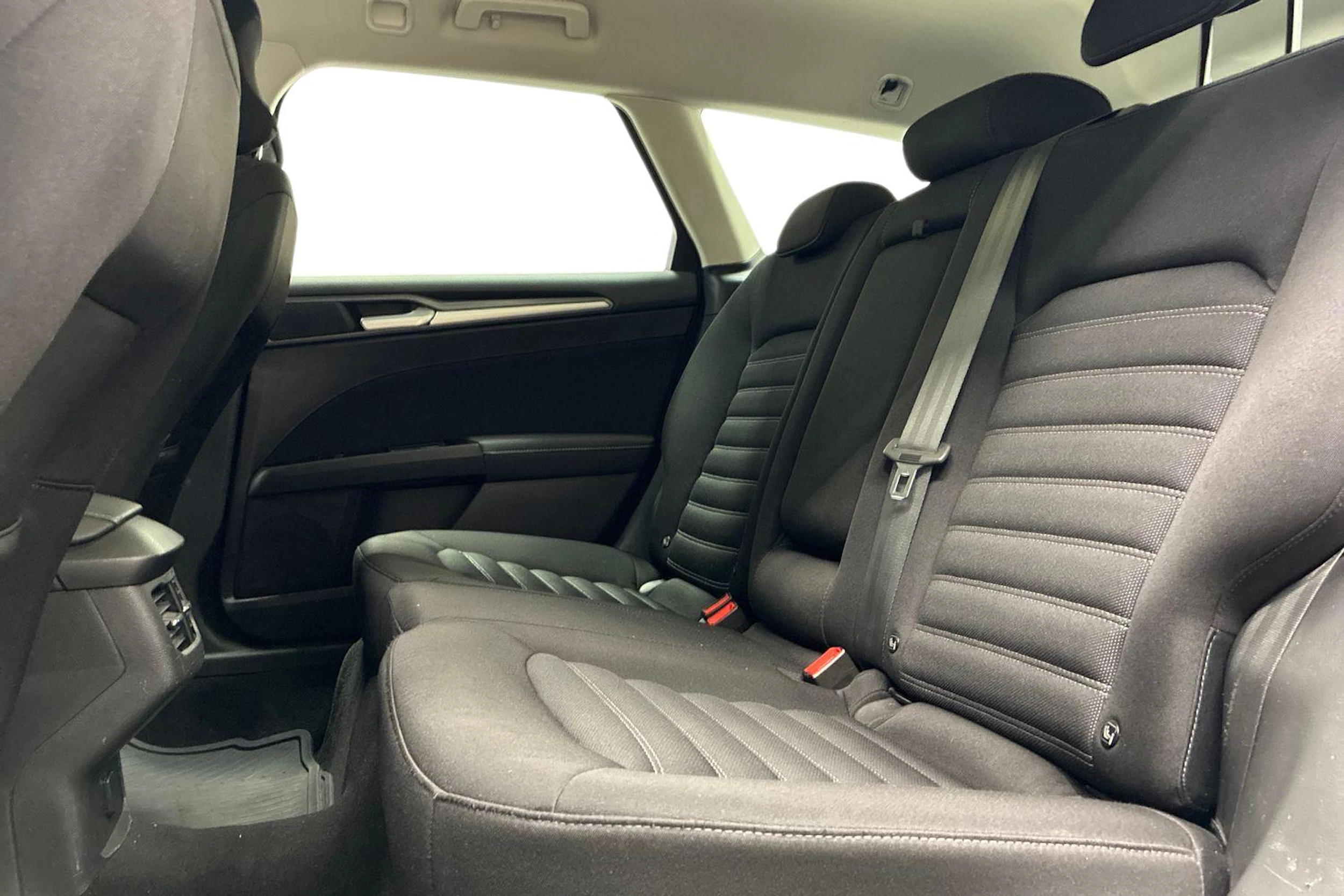 valkoinen Ford Mondeo 2016 kuva 8.