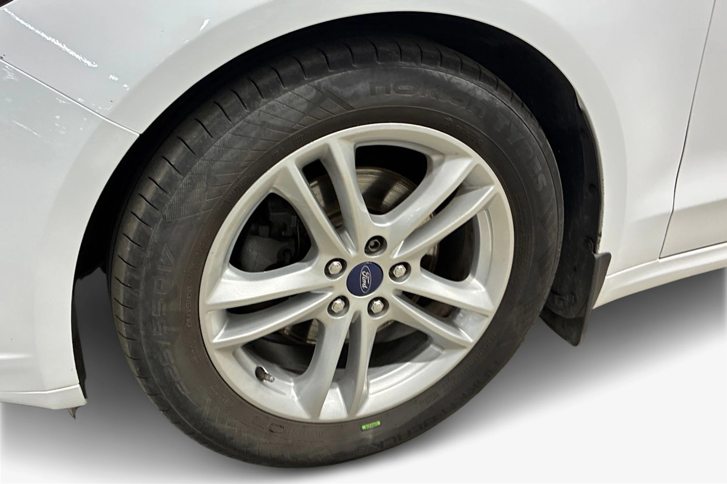 valkoinen Ford Mondeo 2016 kuva 9.