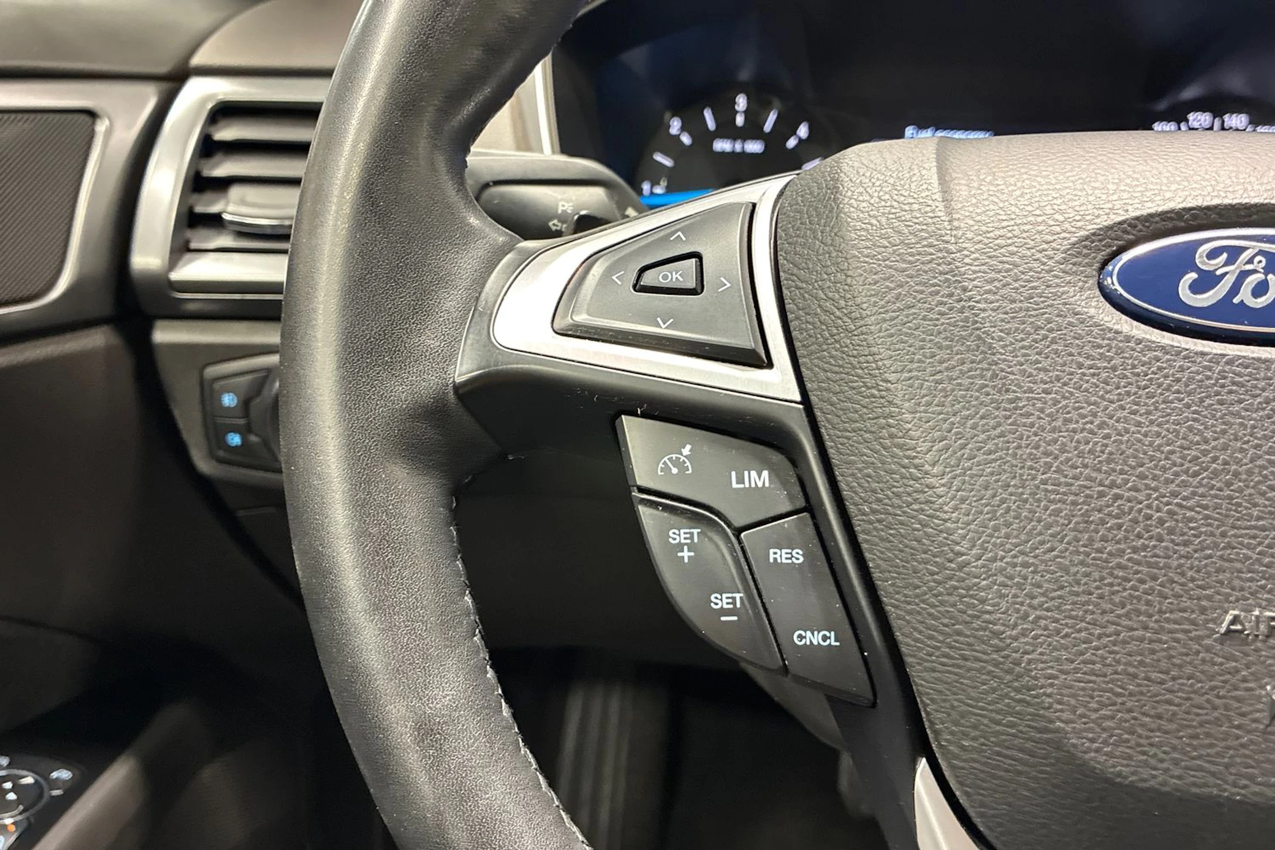 valkoinen Ford Mondeo 2016 kuva 13.