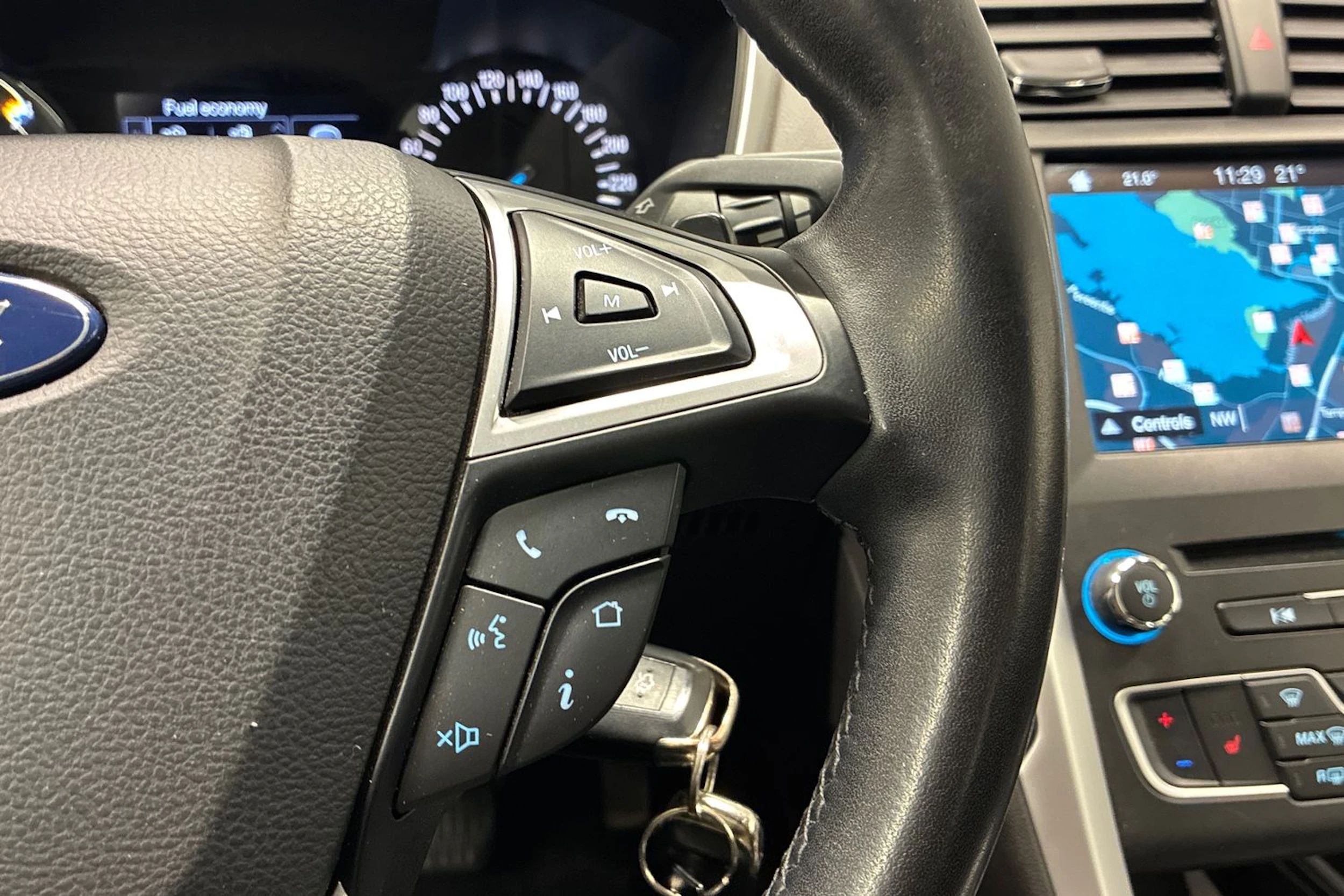 valkoinen Ford Mondeo 2016 kuva 14.