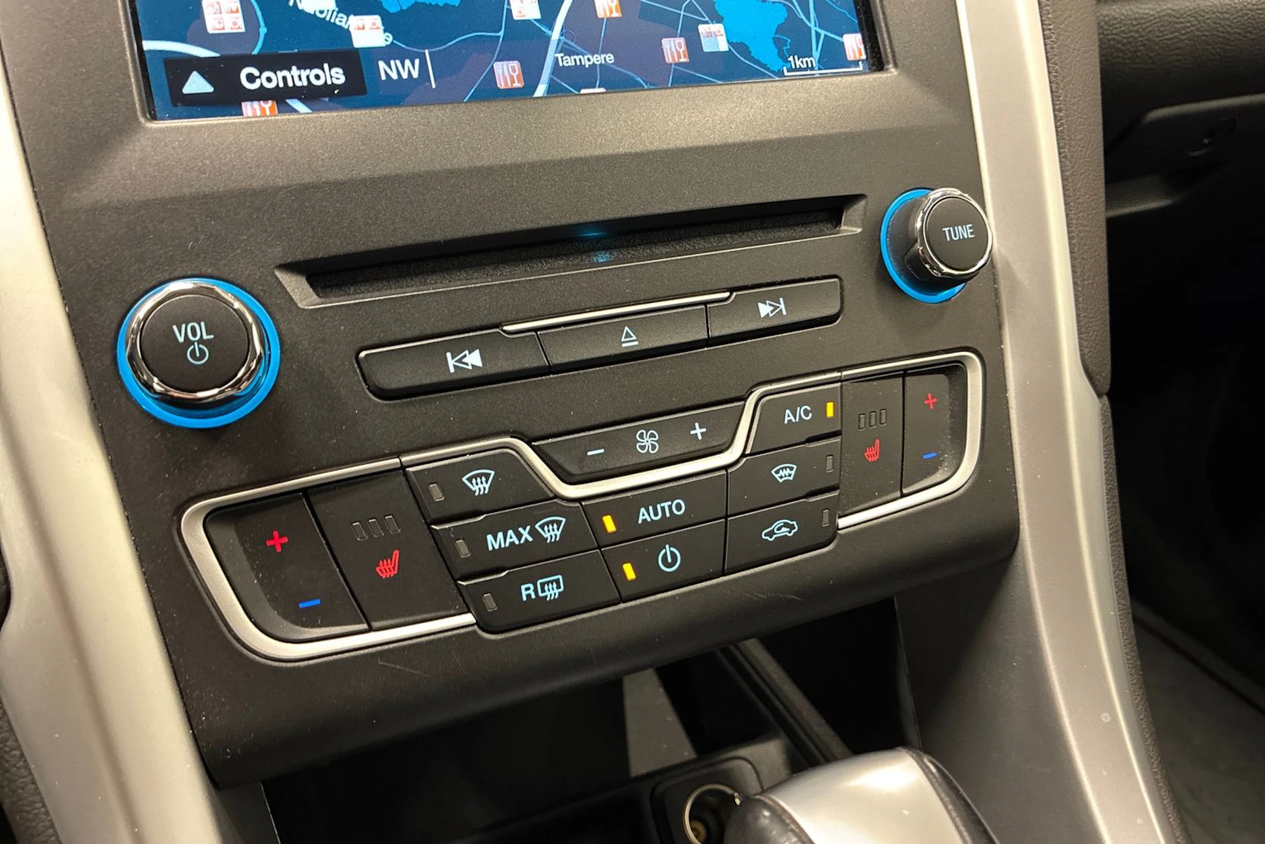 valkoinen Ford Mondeo 2016 kuva 17.