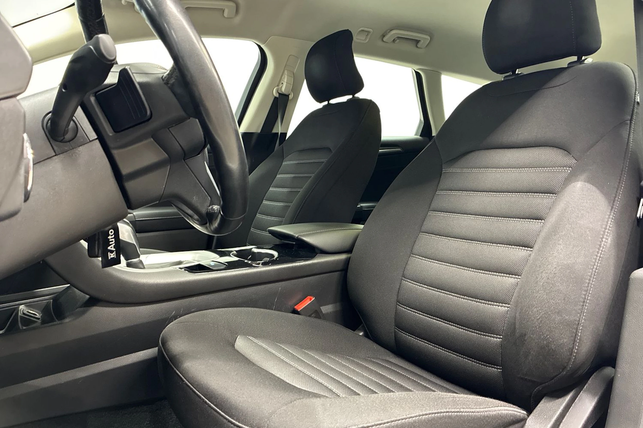 valkoinen Ford Mondeo 2016 kuva 20.
