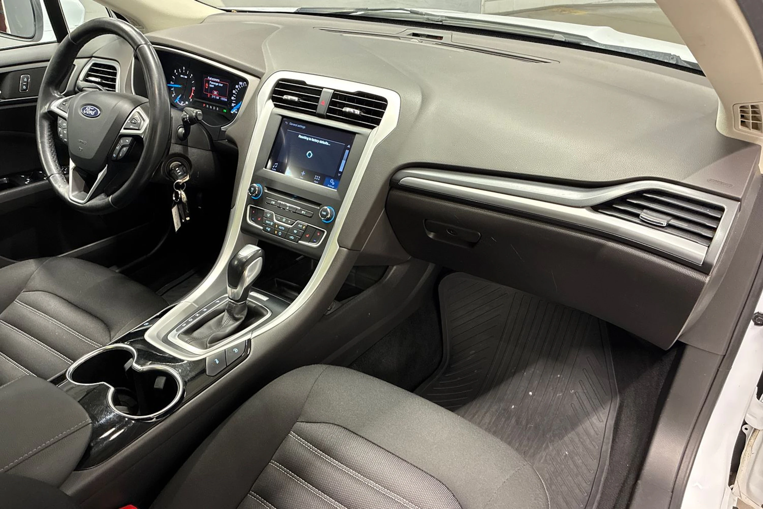 valkoinen Ford Mondeo 2016 kuva 23.
