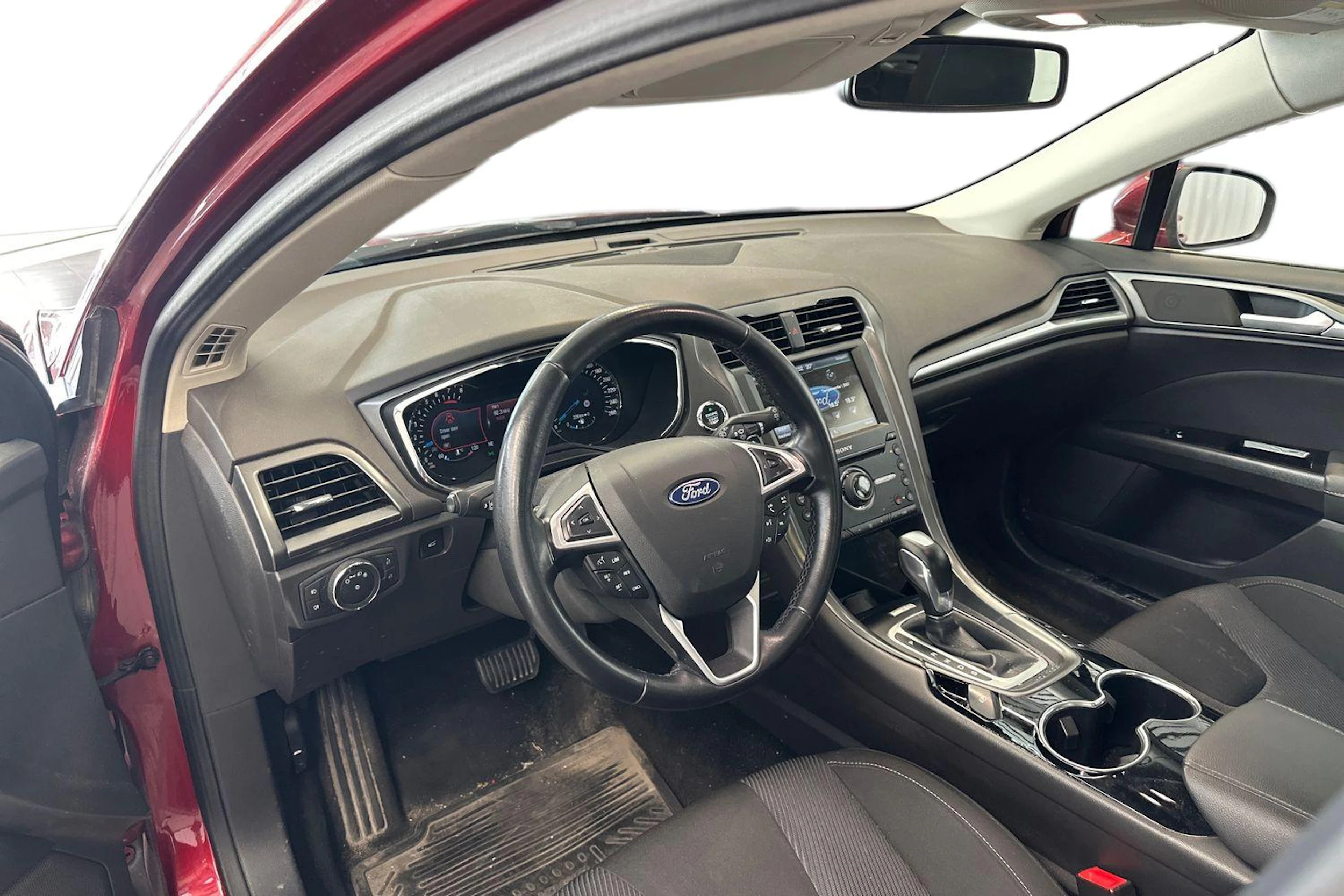 punainen Ford Mondeo 2016 kuva 3.
