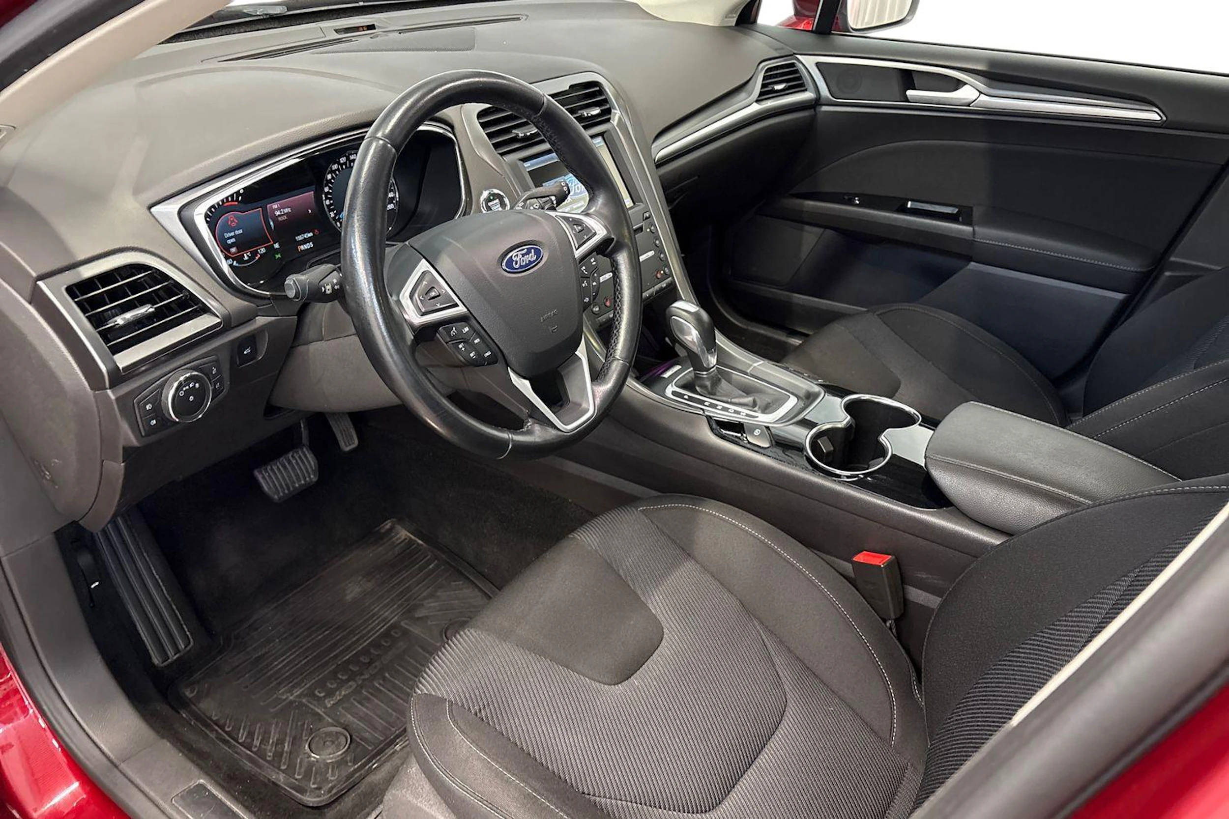 punainen Ford Mondeo 2016 kuva 6.