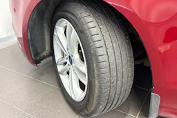 punainen Ford Mondeo 2016 kuva 10.