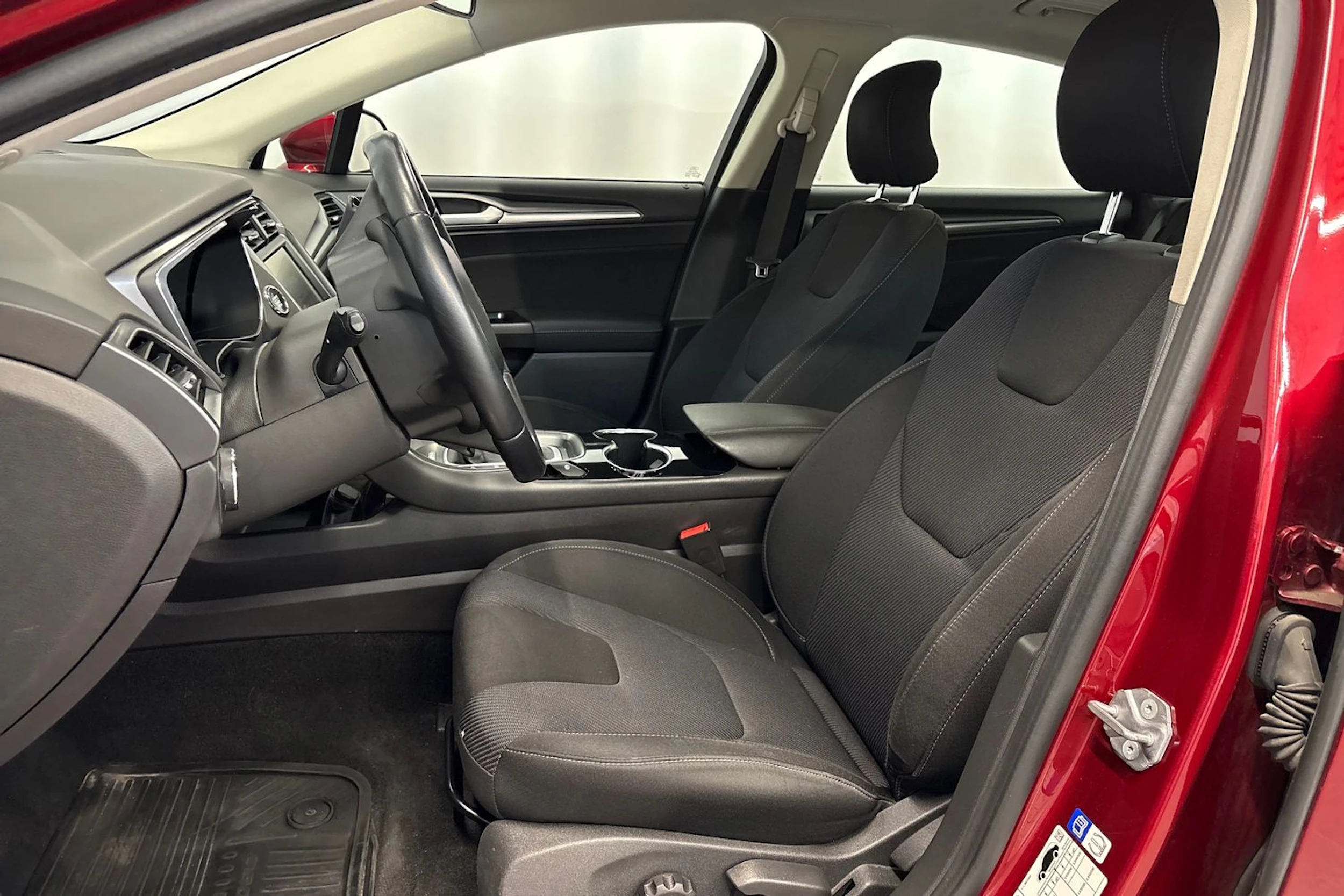 punainen Ford Mondeo 2016 kuva 11.