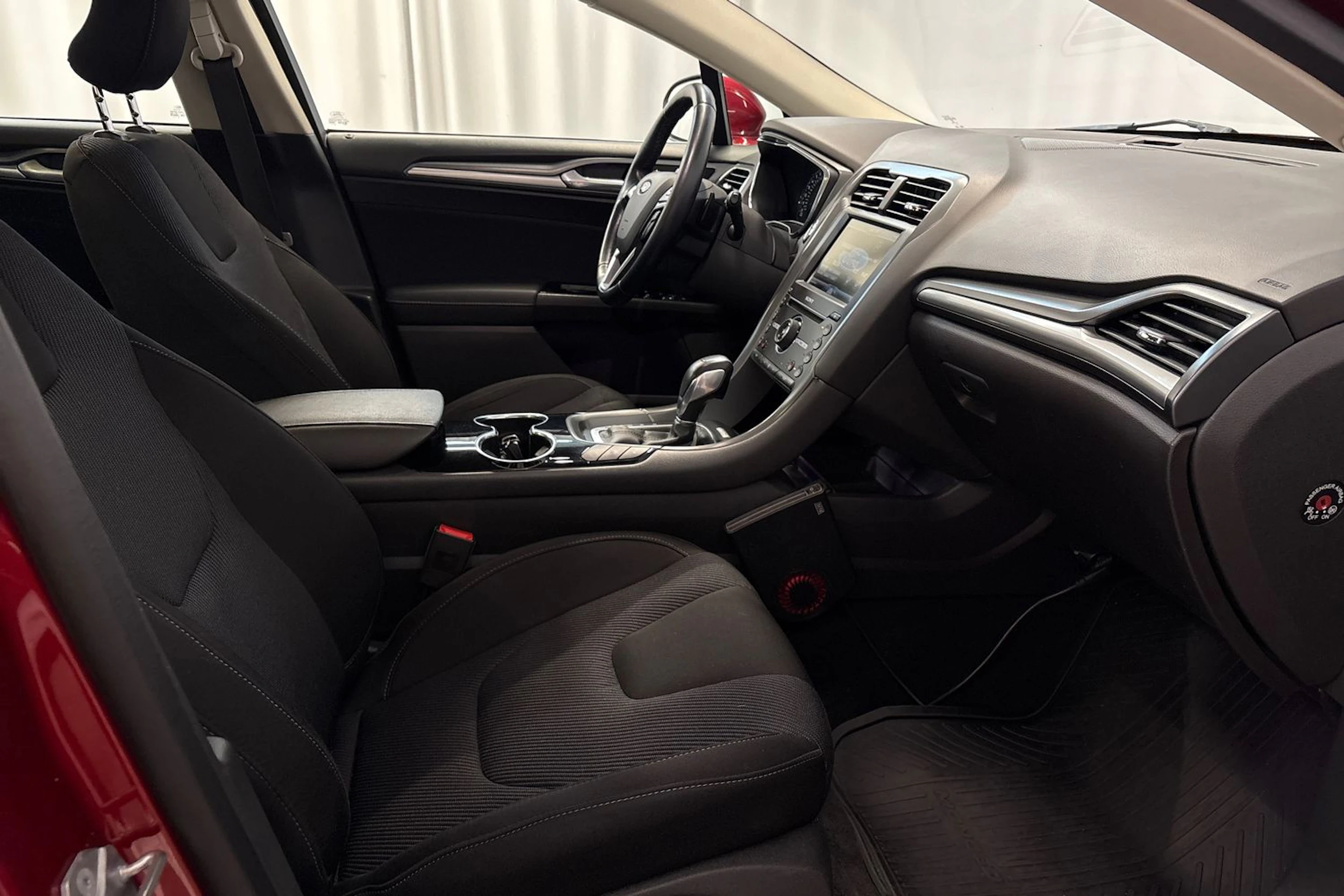 punainen Ford Mondeo 2016 kuva 12.