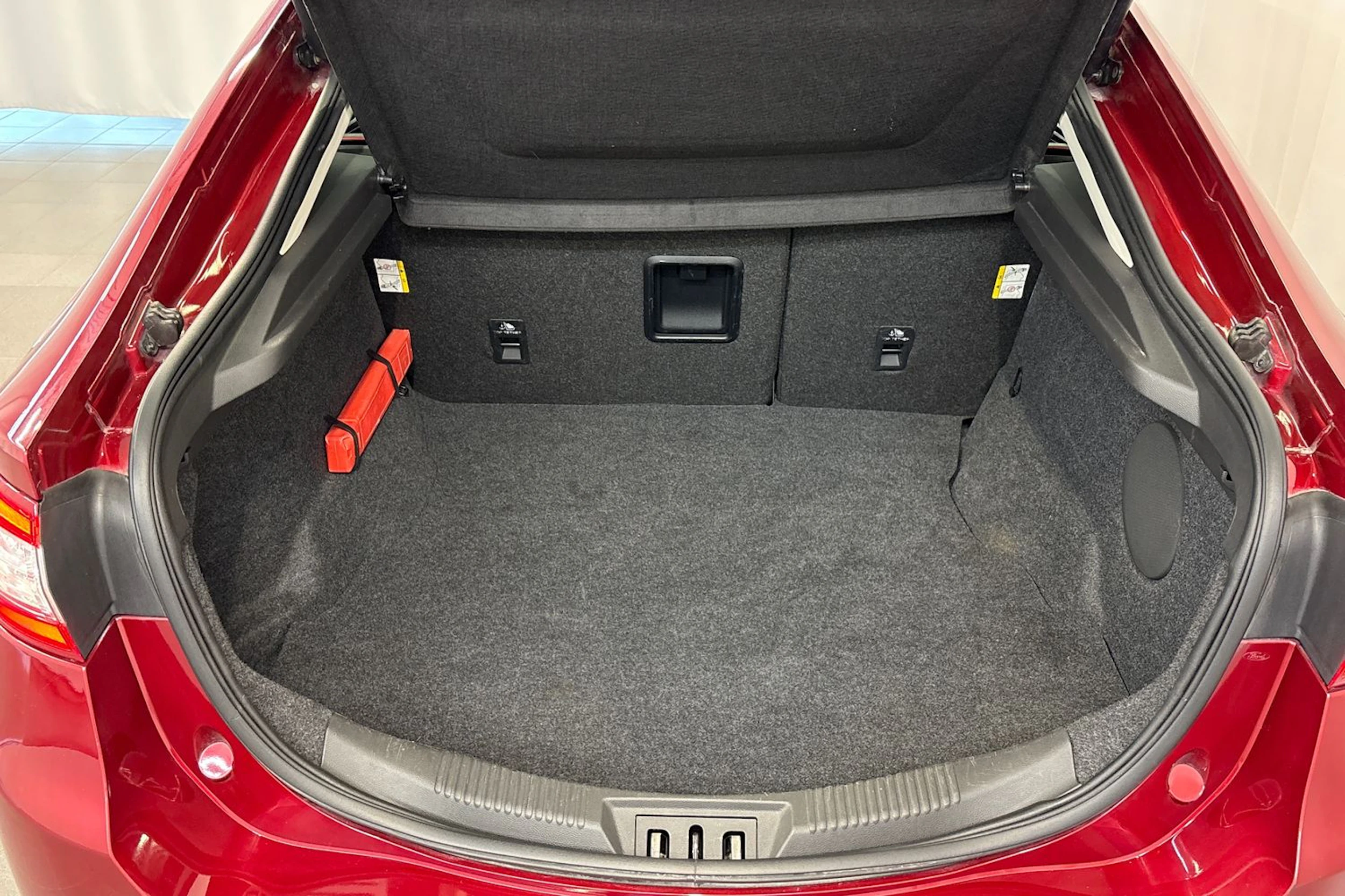 punainen Ford Mondeo 2016 kuva 13.