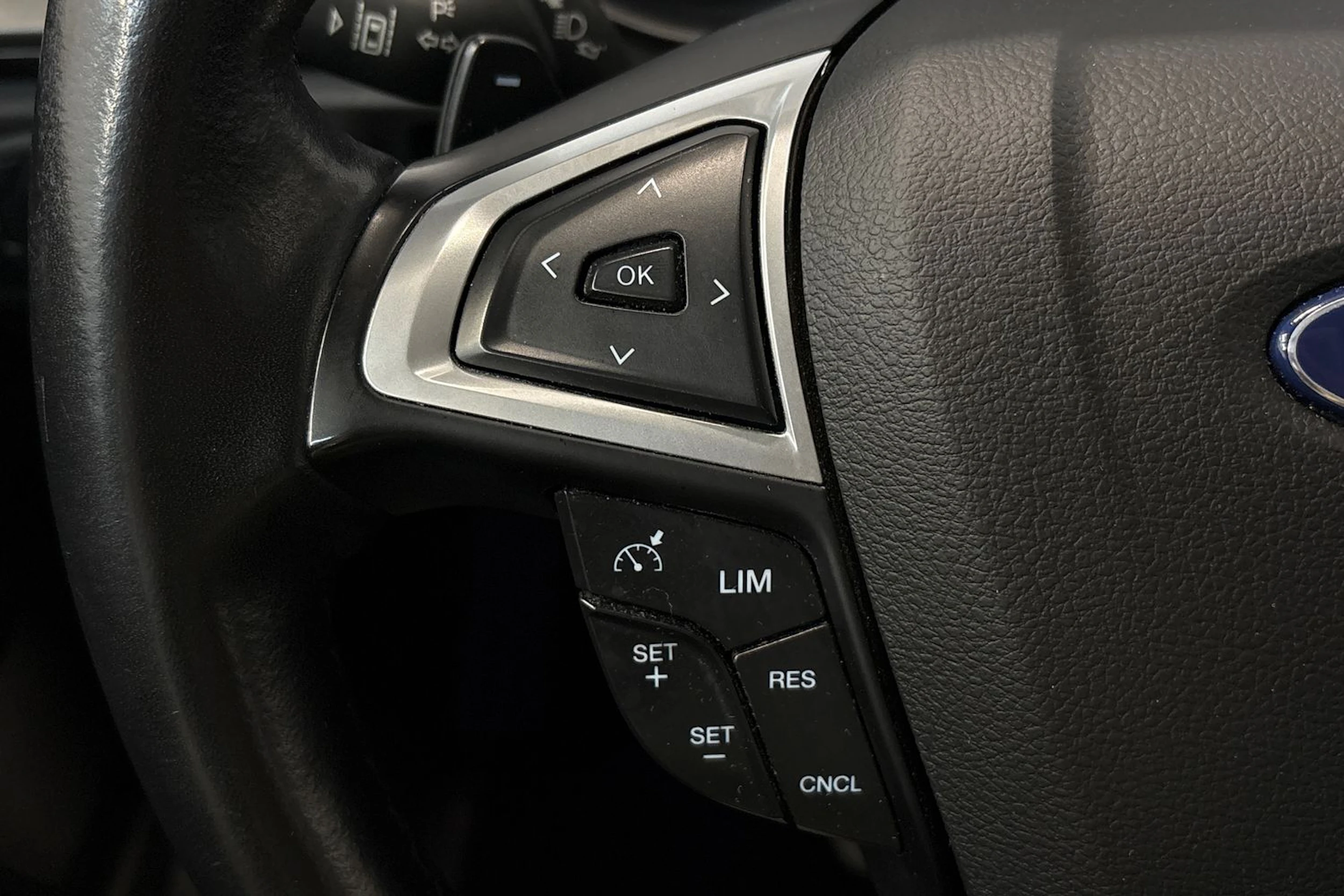 punainen Ford Mondeo 2016 kuva 25.