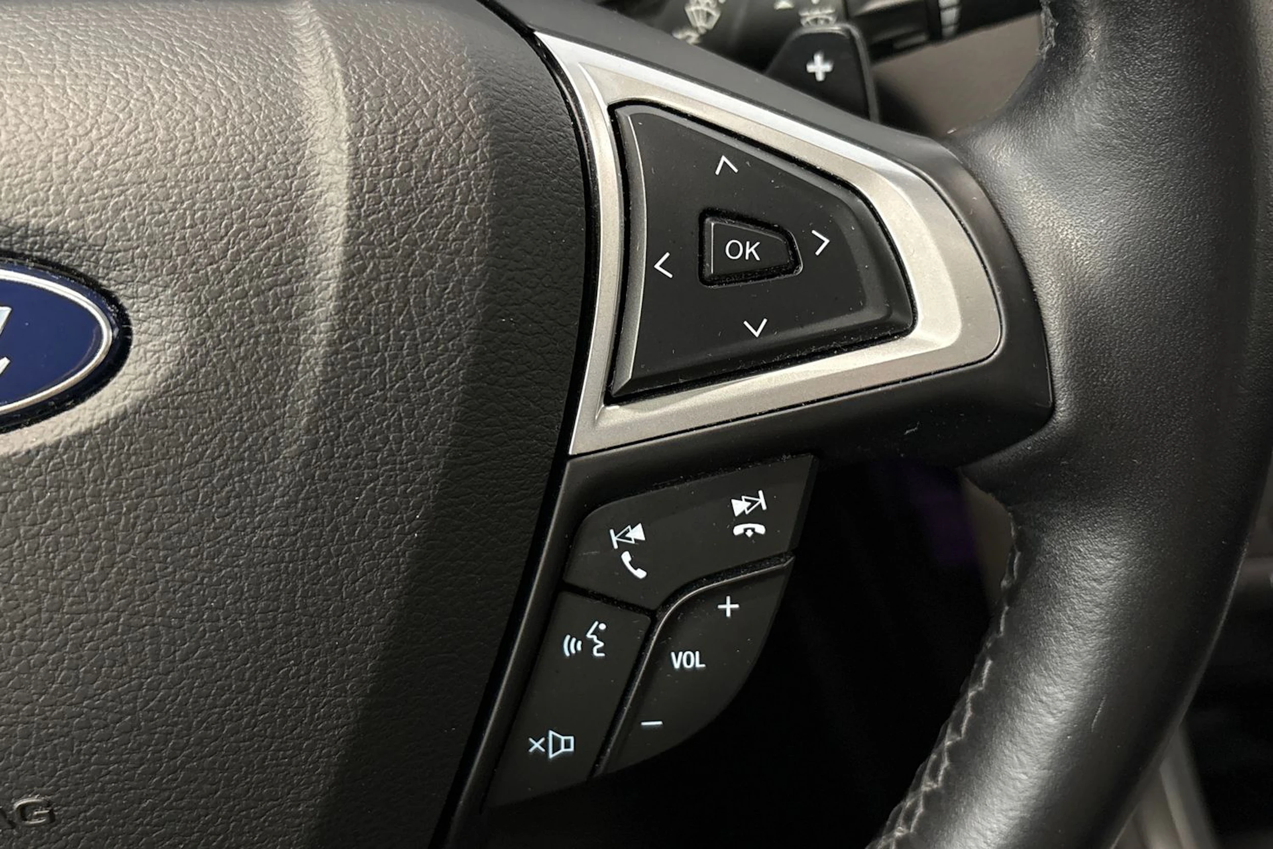 punainen Ford Mondeo 2016 kuva 26.