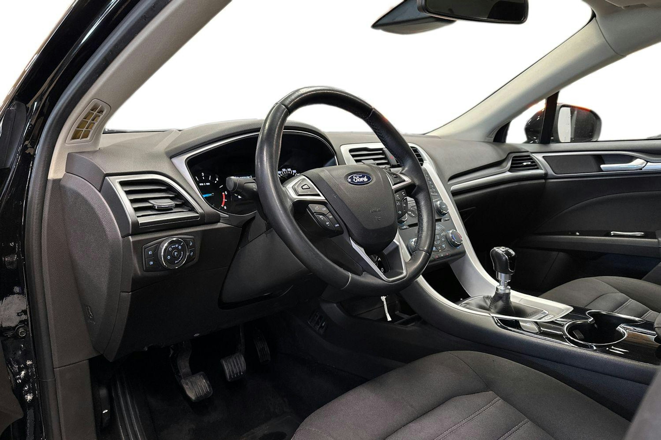 musta Ford Mondeo 2016 kuva 7.