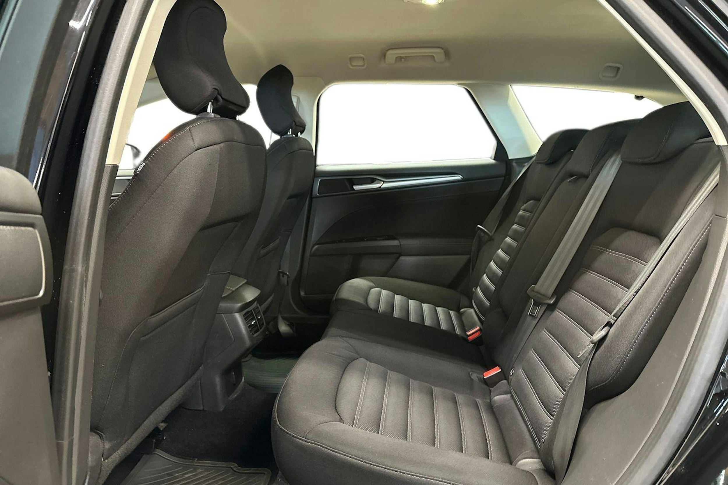 musta Ford Mondeo 2016 kuva 10.