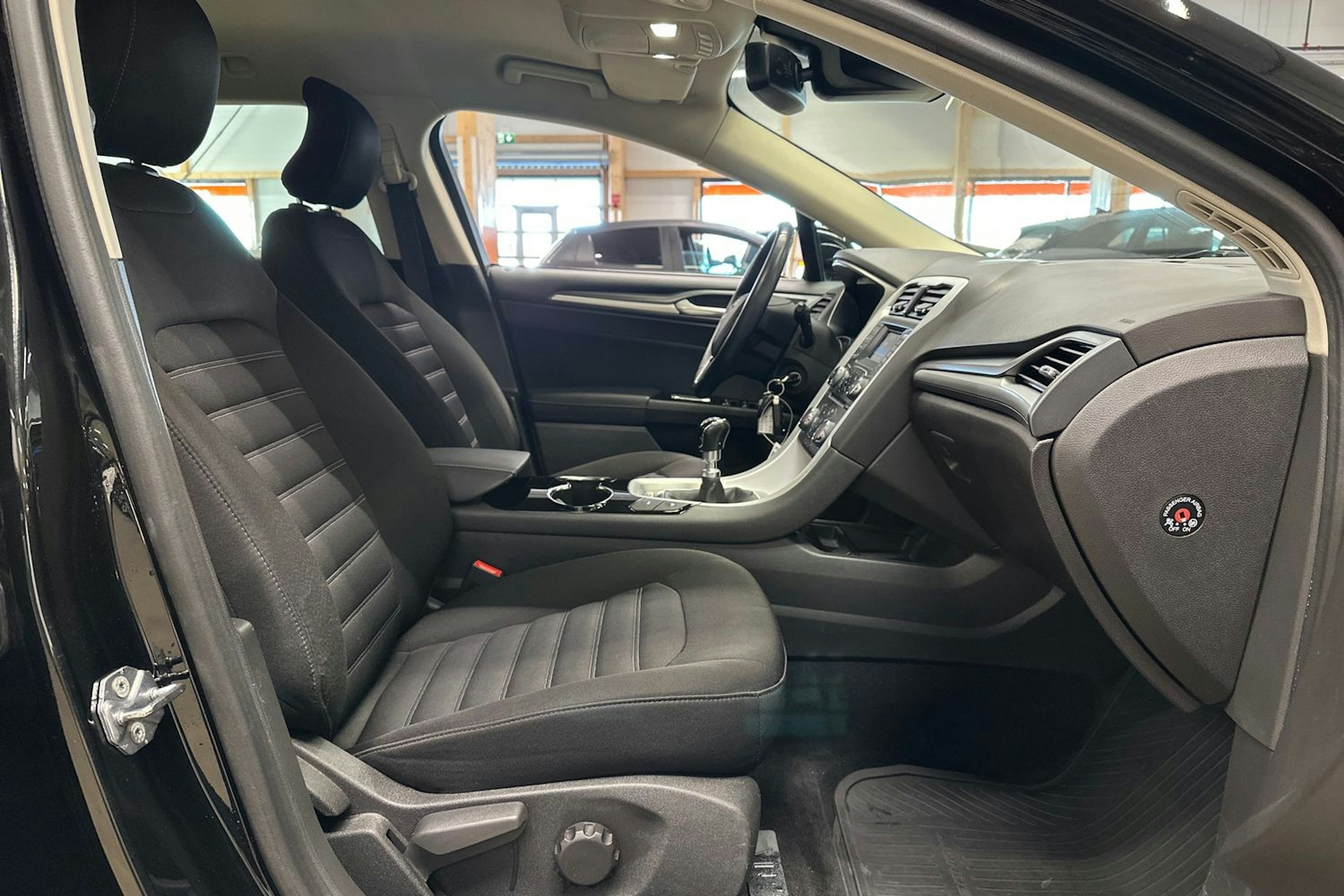 musta Ford Mondeo 2016 kuva 14.