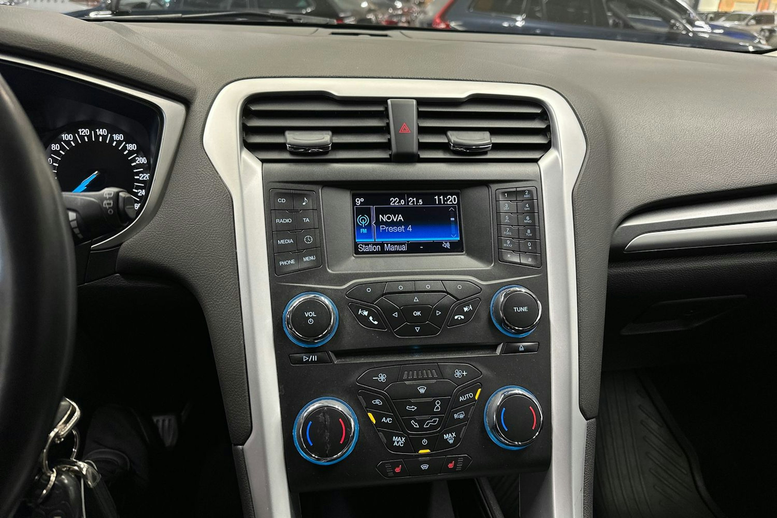 musta Ford Mondeo 2016 kuva 17.