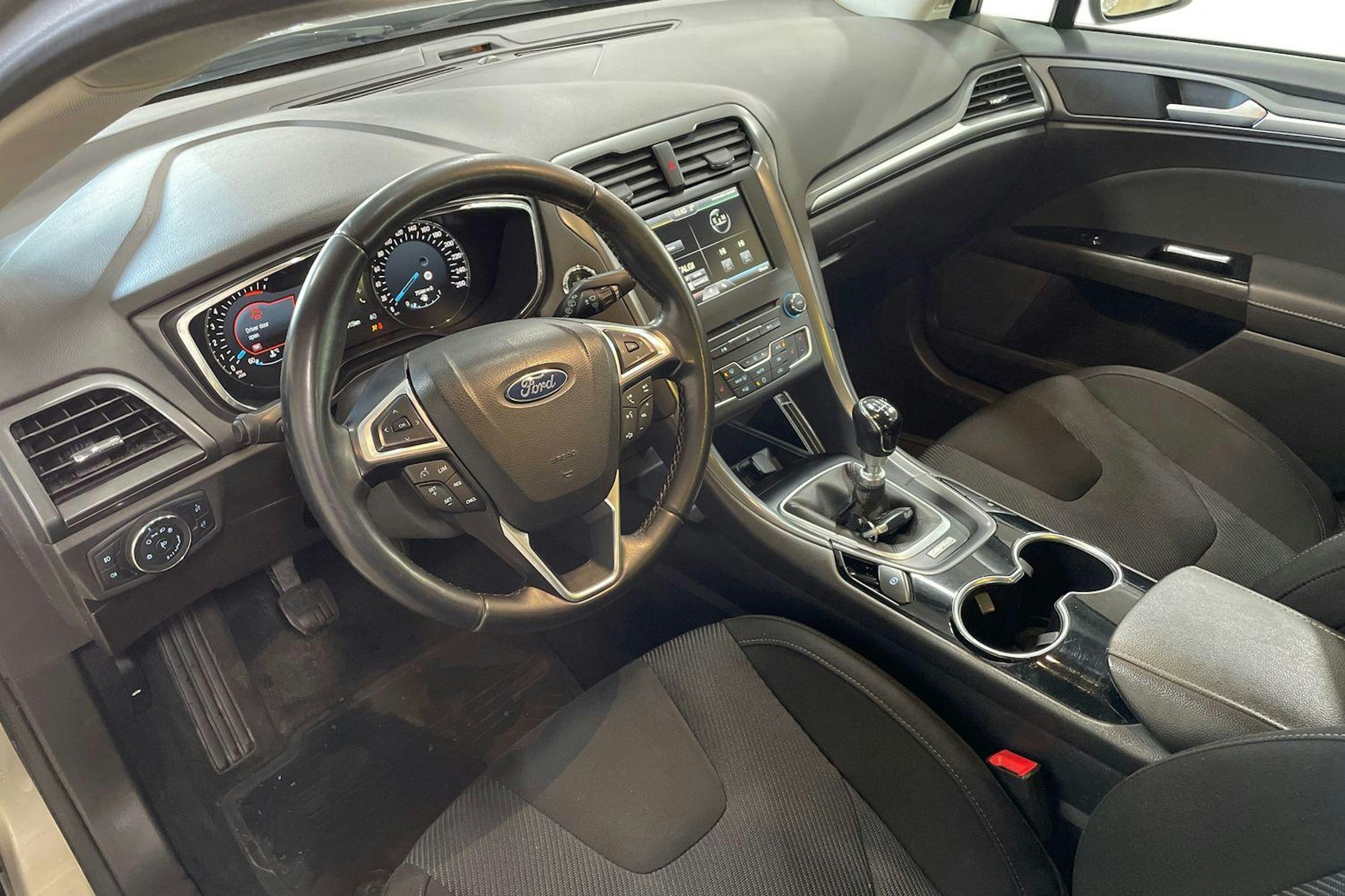 Harmaa Ford MONDEO 2016 kuva 7.