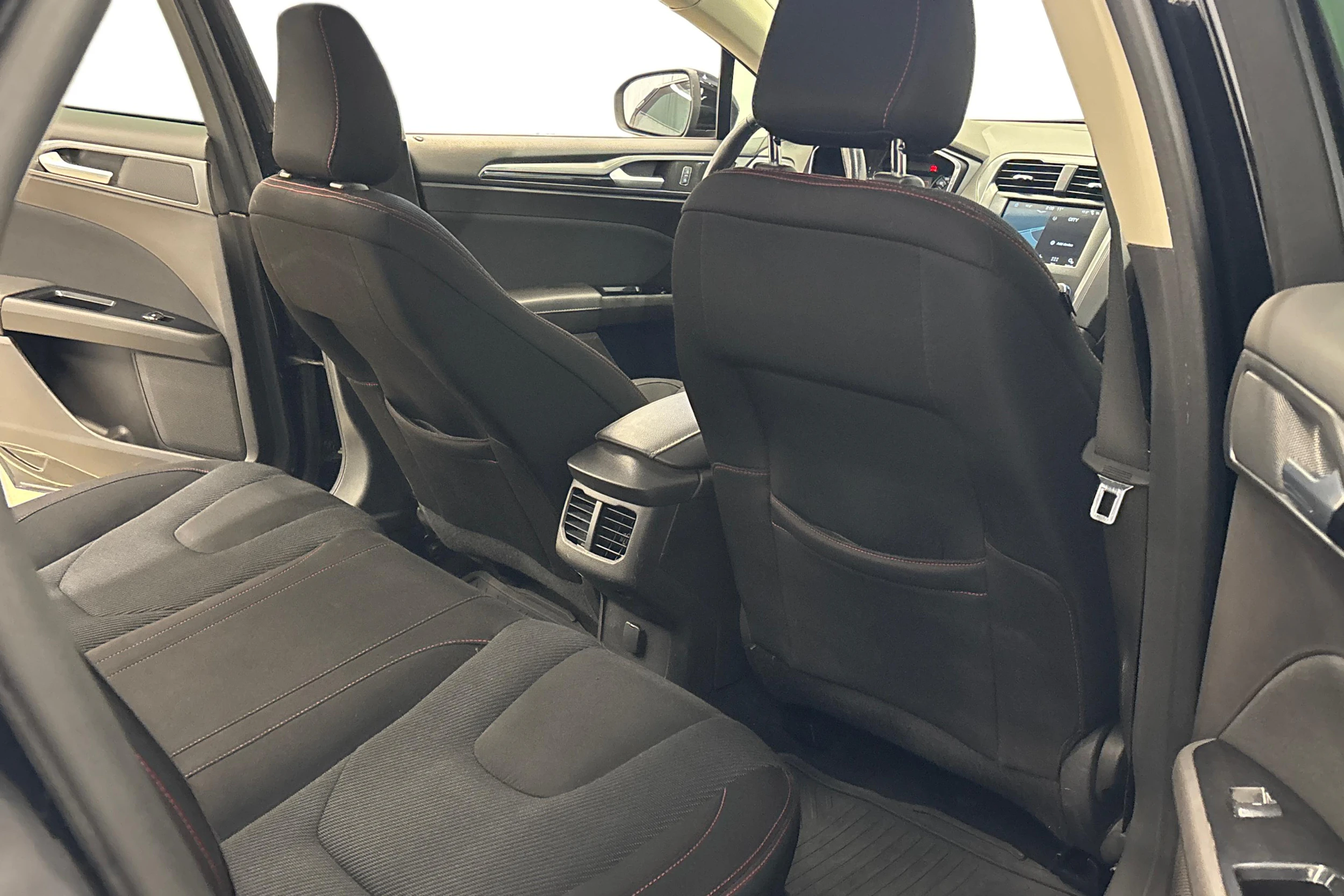 musta Ford Mondeo 2017 kuva 9.