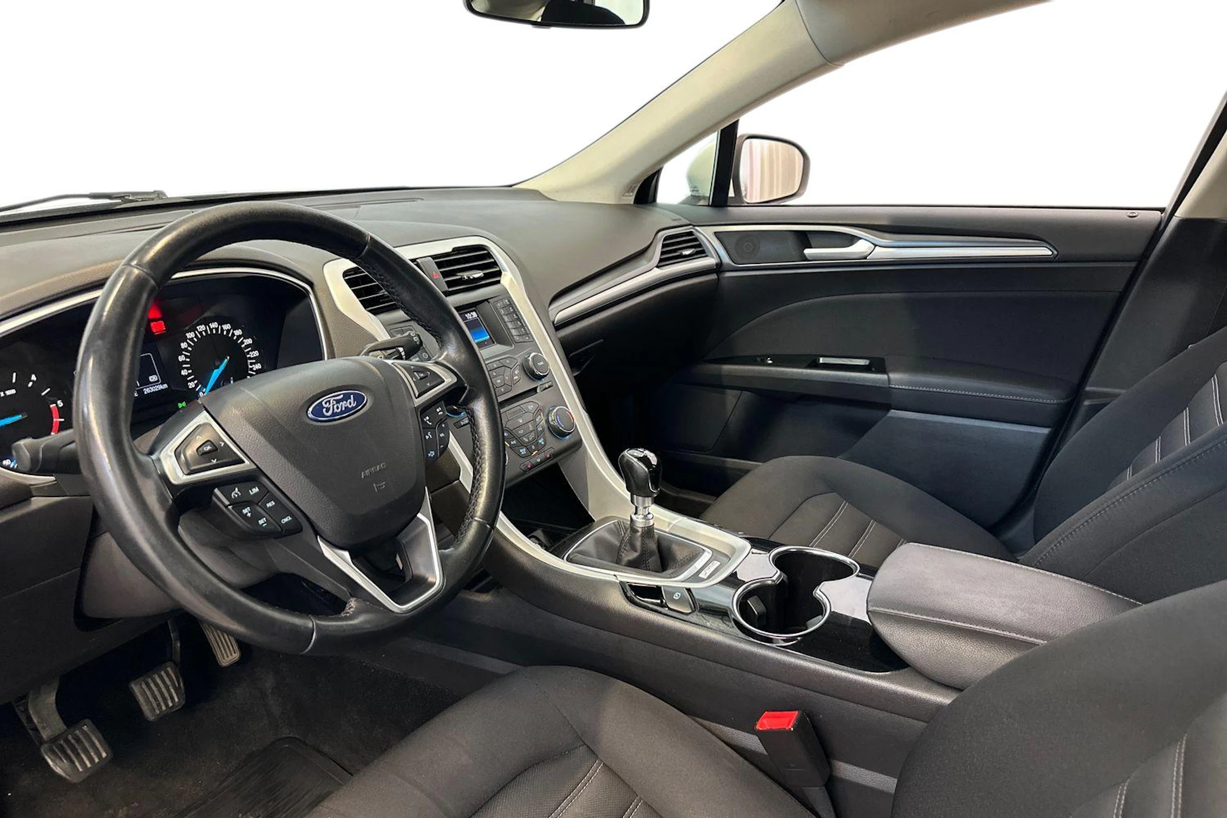 valkoinen Ford Mondeo 2017 kuva 6.