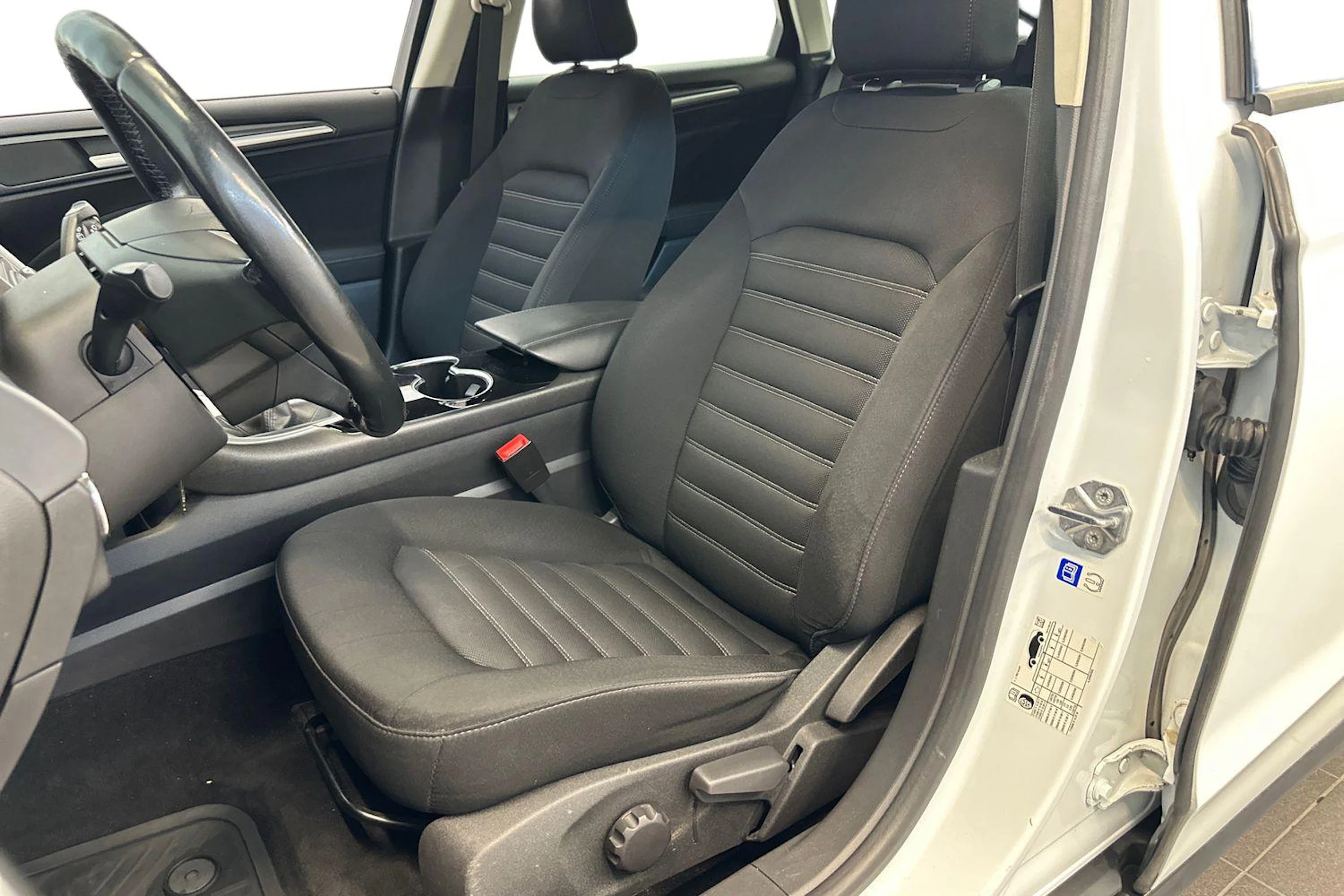 valkoinen Ford Mondeo 2017 kuva 7.
