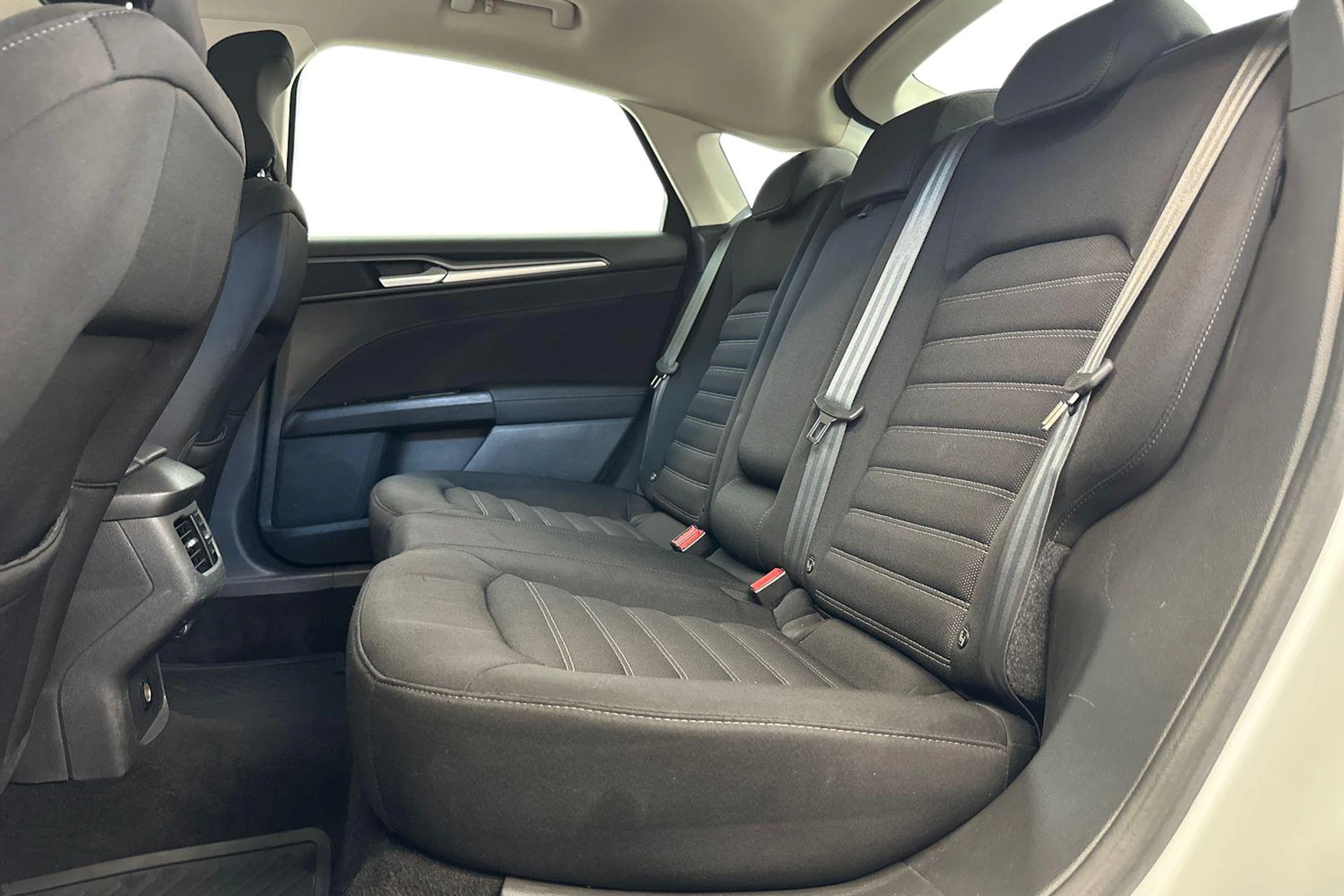valkoinen Ford Mondeo 2017 kuva 8.