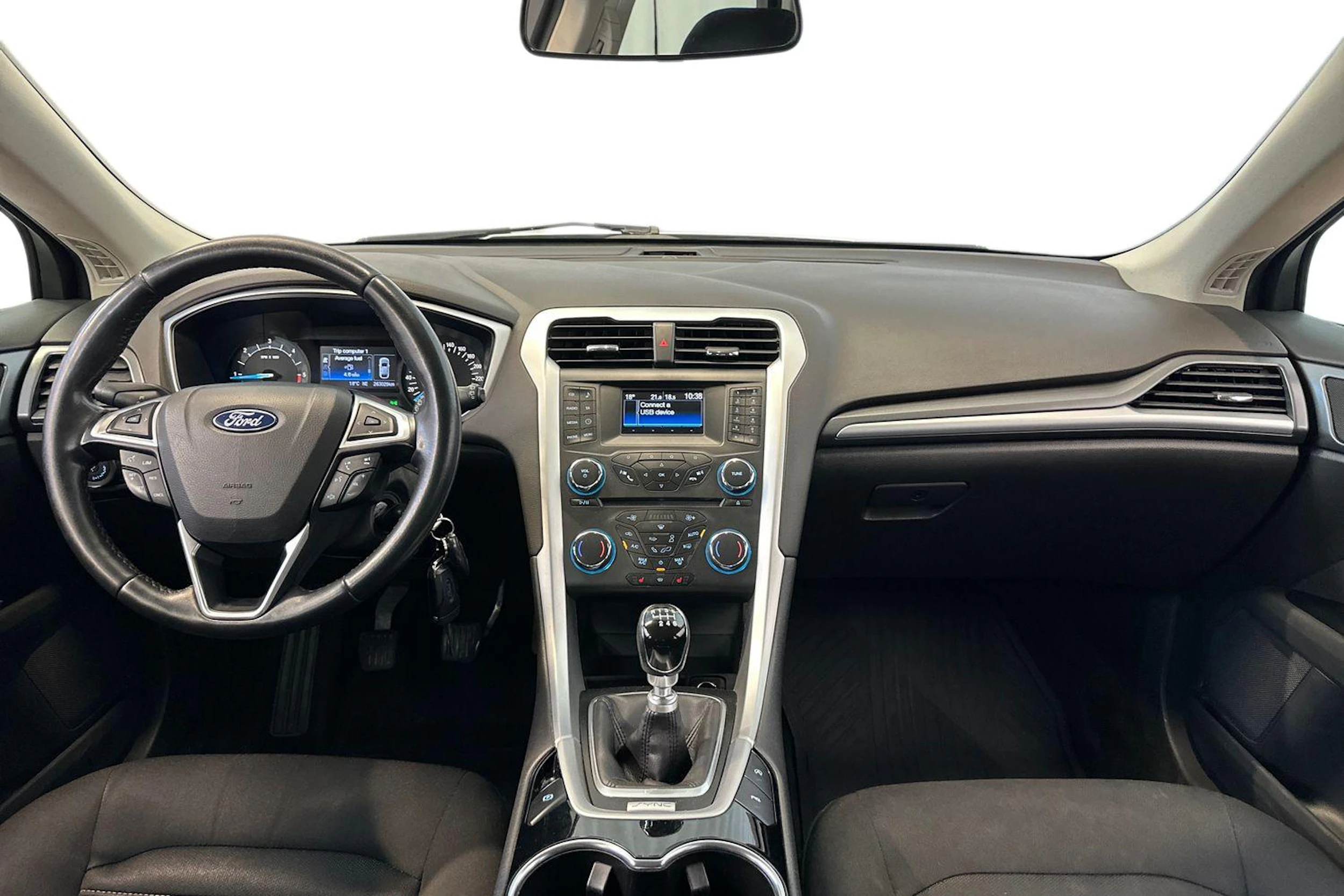 valkoinen Ford Mondeo 2017 kuva 9.